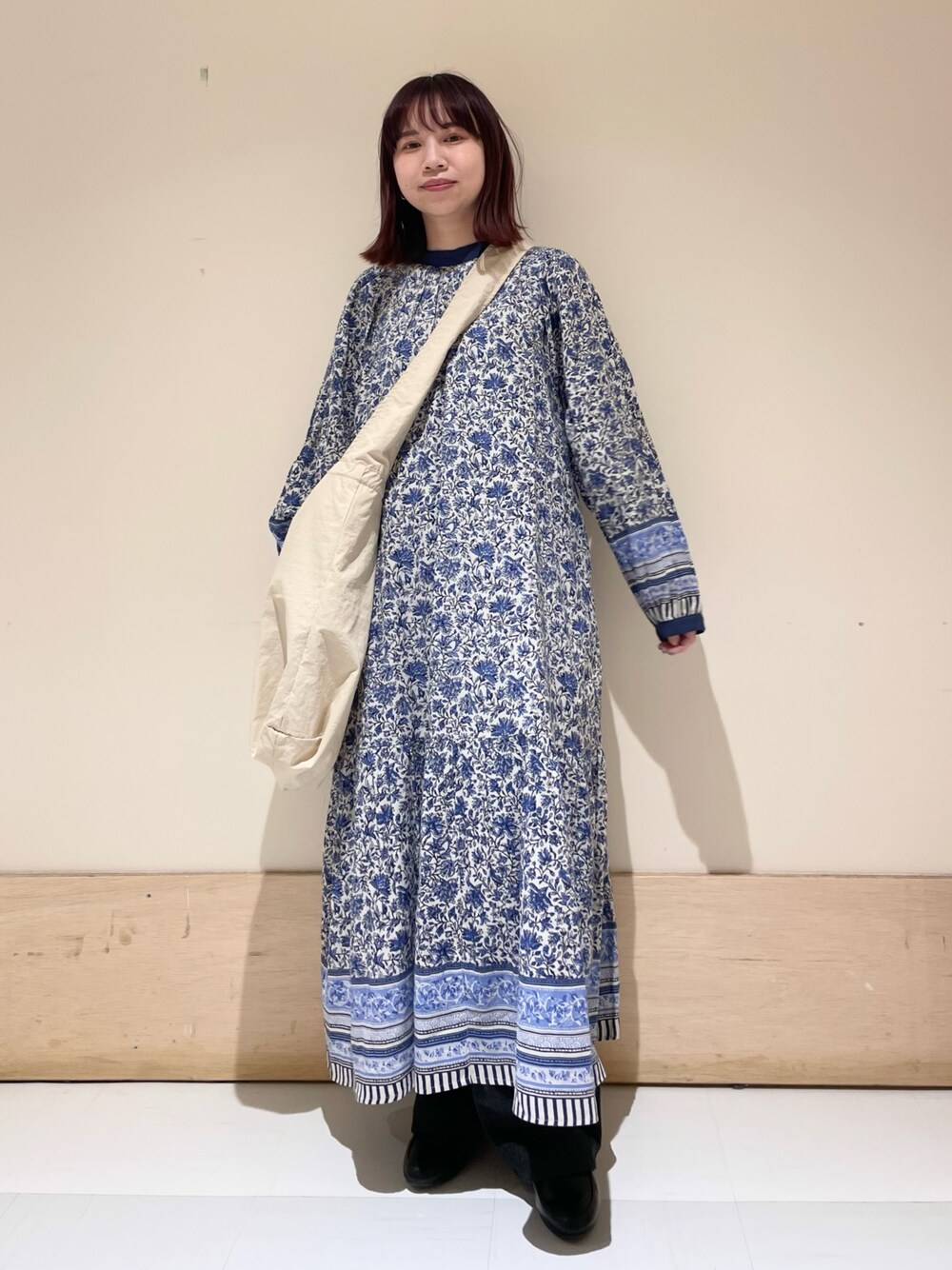 グレー系のショルダーバッグ、ブルー系のワンピース、グレー系のその他パンツを着用したレディースの冬コーディネートの1枚目の写真