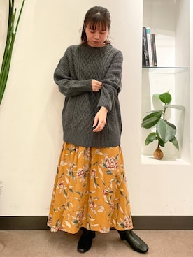 「URBAN RESEARCH DOORS（アーバンリサーチドアーズ）のレーヨン大花柄スカート（スカート）」を使った、ホンダ マユさん（レディース・152cm）の秋コーディネート