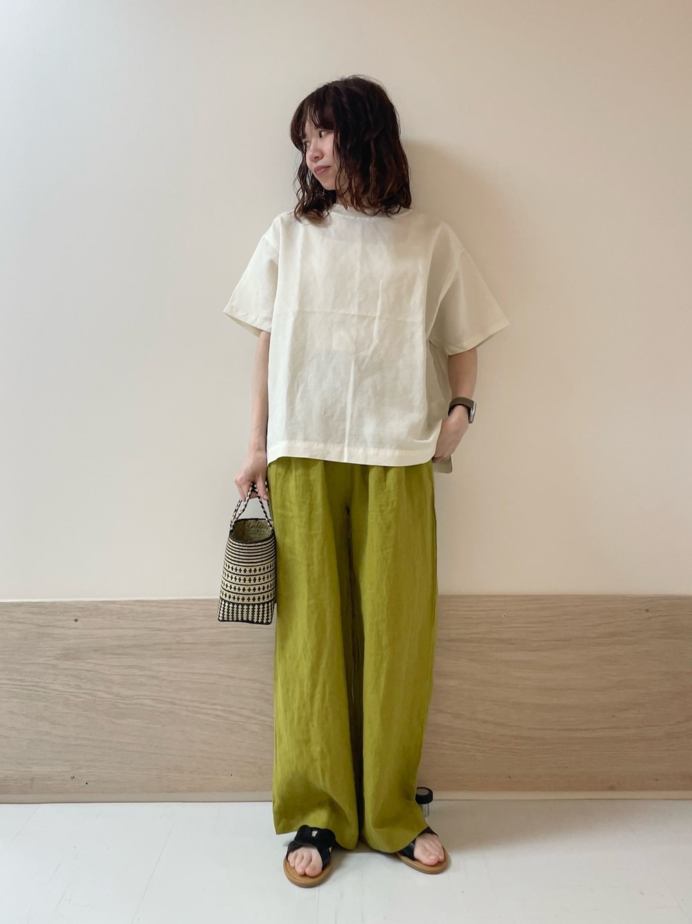 「URBAN RESEARCH DOORS、URBAN RESEARCH DOORS WOMENS、アーバンリサーチドアーズ、リネン、夏だ！Tシャツ着よう！、リネンパンツ、イージーパンツ、黄色、マスタード、リラックススタイル、夏コーデ、きれいめカジュアル、シンプルコーデ、お出かけコーデ、低身長コーデ」｜「URBAN RESEARCH DOORSのカッティングサンダル（サンダル、ブラック系）」を使った、ホンダ マユさん（レディース・152cm）の夏コーディネートの1枚目の写真