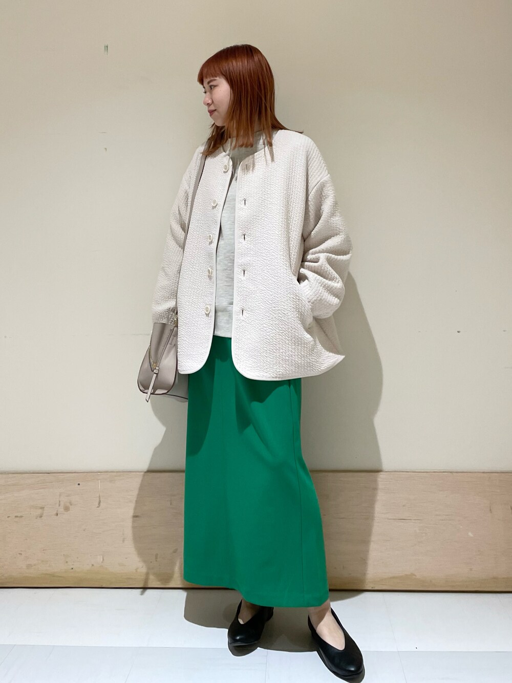 「URBAN RESEARCH DOORS、URBAN RESEARCH DOORS WOMENS、アーバンリサーチドアーズ、キルトジャケット、春アウター、春服デビュー宣言、シンプル、スウェット、グリーン、グリーンコーデ、ストレッチスカート、今日のコーデ、低身長コーデ、春服、きれいめコーディネート」｜「URBAN RESEARCH DOORSのキルトノーカラージャケット（ノーカラージャケット、ホワイト系）」を使った、ホンダ マユさん（レディース・152cm）の春コーディネートの1枚目の写真