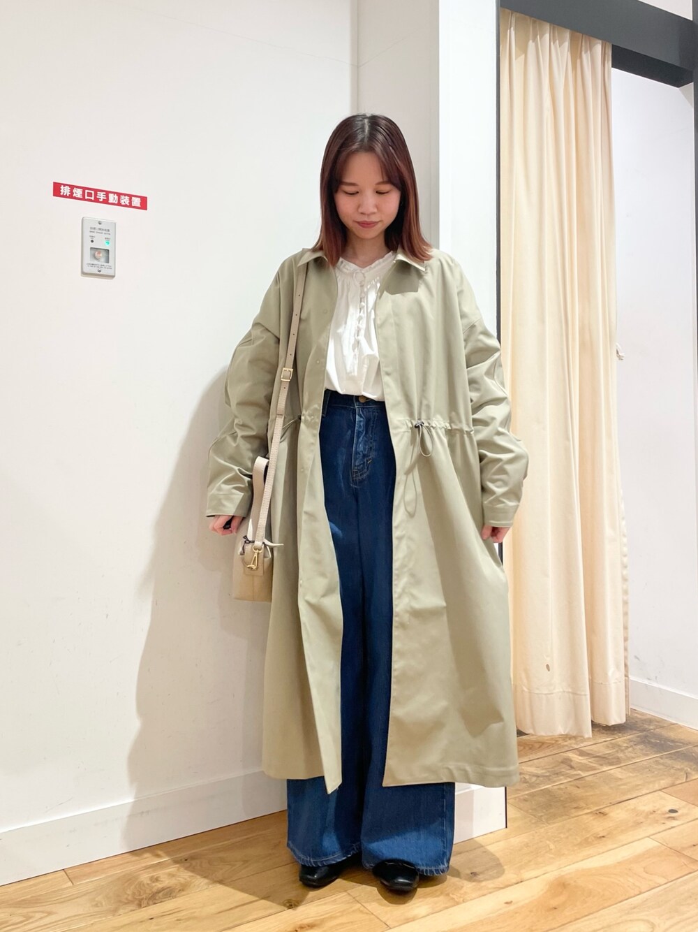 「URBAN RESEARCH DOORS、URBAN RESEARCH DOORS WOMENS、アーバンリサーチドアーズ、EKAL、ステンカラーコート、ブラウス、ブラウス×デニム、LEE、きれいめカジュアル、低身長、骨格ストレート、デートコーデ、ショルダーバッグ、シンプルコーデ、春色」｜「EKALの撥水ステンカラーコート（ステンカラーコート、グリーン系）」を使った、ホンダ マユさん（レディース・152cm）の冬コーディネートの1枚目の写真