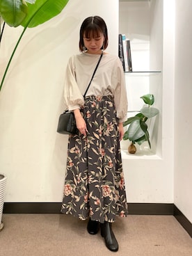 「URBAN RESEARCH DOORS（アーバンリサーチドアーズ）のレーヨン大花柄スカート（スカート）」を使った、ホンダ マユさん（レディース・152cm）の秋コーディネート