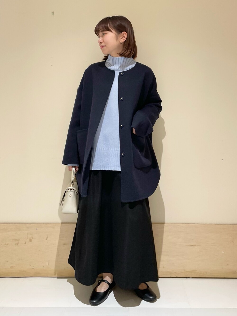 「URBAN RESEARCH DOORS、URBAN RESEARCH DOORS WOMENS、アーバンリサーチドアーズ、ノーカラーコート、ミドルコート、ブルー、カラーニット、休日スタイル、お出かけコーデ、きれいめカジュアル、マイベストコーデ2023、ロングスカート、骨格ストレート、シンプルスタイル、低身長」｜「FORK&SPOONのFORK&SPOON　ウールアセテートタートルネックニット（ニット/セーター、ブルー系）」を使った、ホンダ マユさん（レディース・152cm）の冬コーディネートの1枚目の写真