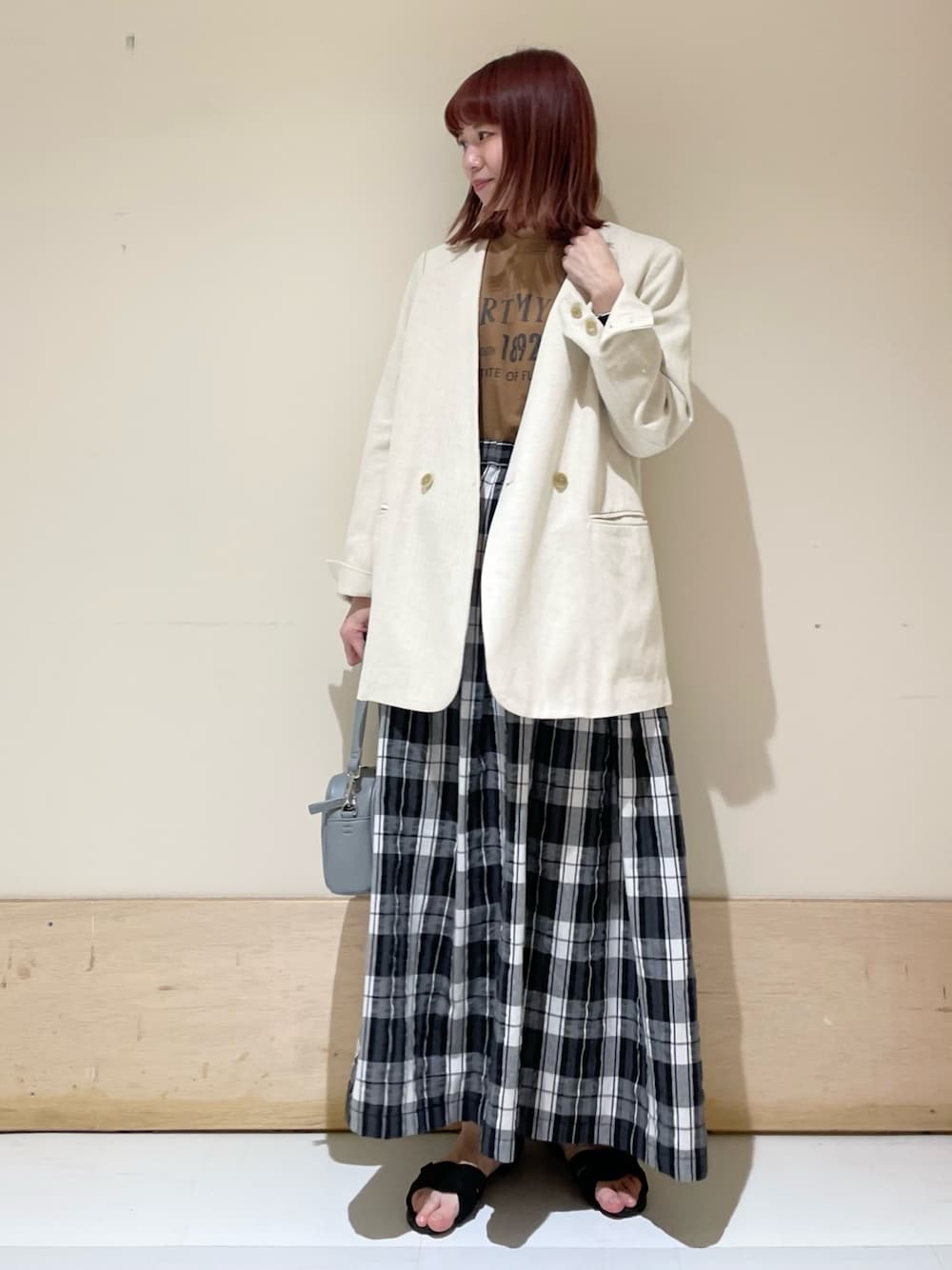 「URBAN RESEARCH DOORS、URBAN RESEARCH DOORS WOMENS、アーバンリサーチドアーズ、いまどきジャケット写真、オフィスカジュアル、ベージュ、シンプルコーデ、ロゴスウェット、ビッグシルエット、休日スタイル、ロングスカート、お出かけコーデ、休日コーデ、チェックスカート、低身長コーデ」｜「URBAN RESEARCH DOORSの2WAYスクエアショルダーミニバッグ（ショルダーバッグ、ブルー系）」を使った、ホンダ マユさん（レディース・152cm）の春コーディネートの1枚目の写真