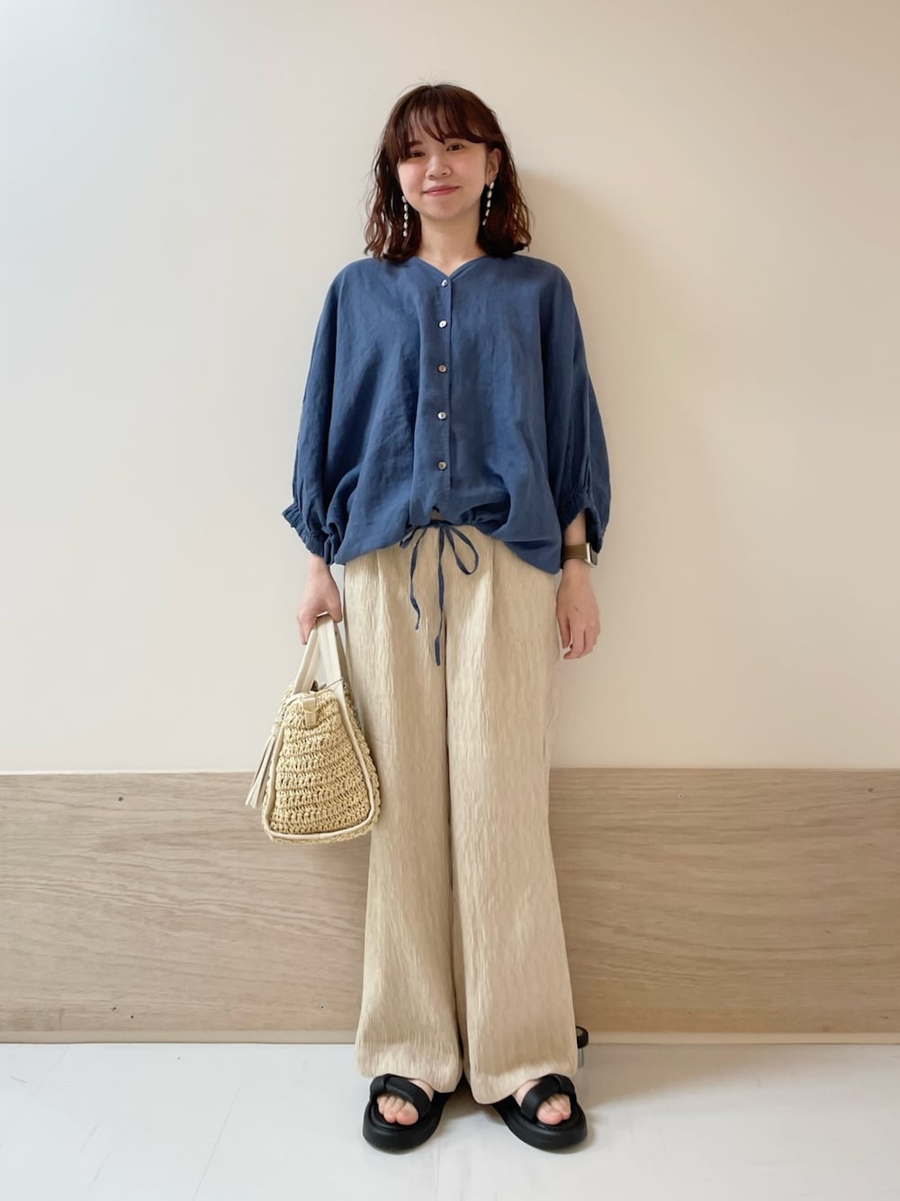 「URBAN RESEARCH DOORS、URBAN RESEARCH DOORS WOMENS、アーバンリサーチドアーズ、リネン、リネンブラウス、ブルー、イージーパンツ、楊柳、お出かけコーデ、休日スタイル、低身長コーデ、骨格ストレート、春夏コーデ、サンダル、きれいめカジュアル」｜「URBAN RESEARCH DOORSのリネンドロストドルマンブラウス（シャツ/ブラウス、ブルー系）」を使った、ホンダ マユさん（レディース・152cm）の春コーディネートの1枚目の写真