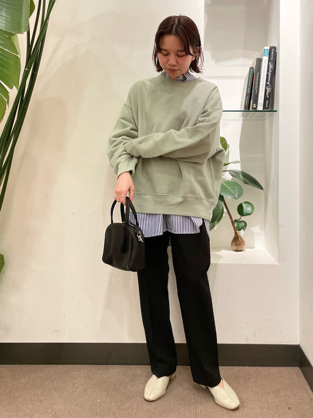 「URBAN RESEARCH DOORS、URBAN RESEARCH DOORS WOMENS、アーバンリサーチドアーズ、レイヤードスタイル、レイヤード、スウェット、ストライプシャツ、シャツ×スウェット、カジュアル、お出かけコーデ、シンフルコーデ、リラックススタイル」｜「URBAN RESEARCH DOORSのカラーストレッチトラウザー（その他パンツ、ブラック系）」を使った、ホンダ マユさん（レディース・152cm）の春コーディネートの1枚目の写真