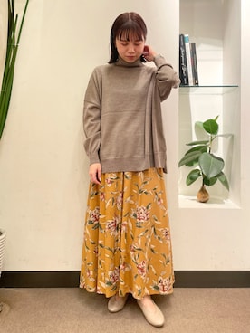 「URBAN RESEARCH DOORS（アーバンリサーチドアーズ）のレーヨン大花柄スカート（スカート）」を使った、ホンダ マユさん（レディース・152cm）の秋コーディネート