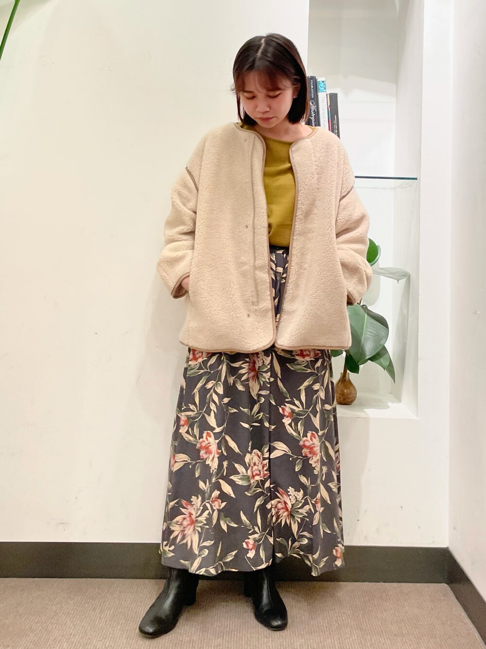 「URBAN RESEARCH DOORS、URBAN RESEARCH DOORS WOMENS、アーバンリサーチドアーズ、ボア、ボアジャケット、ボアブルゾン、マスタード、黄色ニット、フレアスカート、花柄スカート、秋冬コーデ、秋コーデ」｜「URBAN RESEARCH DOORSのウール混ボアショートブルゾン（ブルゾン、ホワイト系）」を使った、ホンダ マユさん（レディース・152cm）の秋コーディネートの1枚目の写真