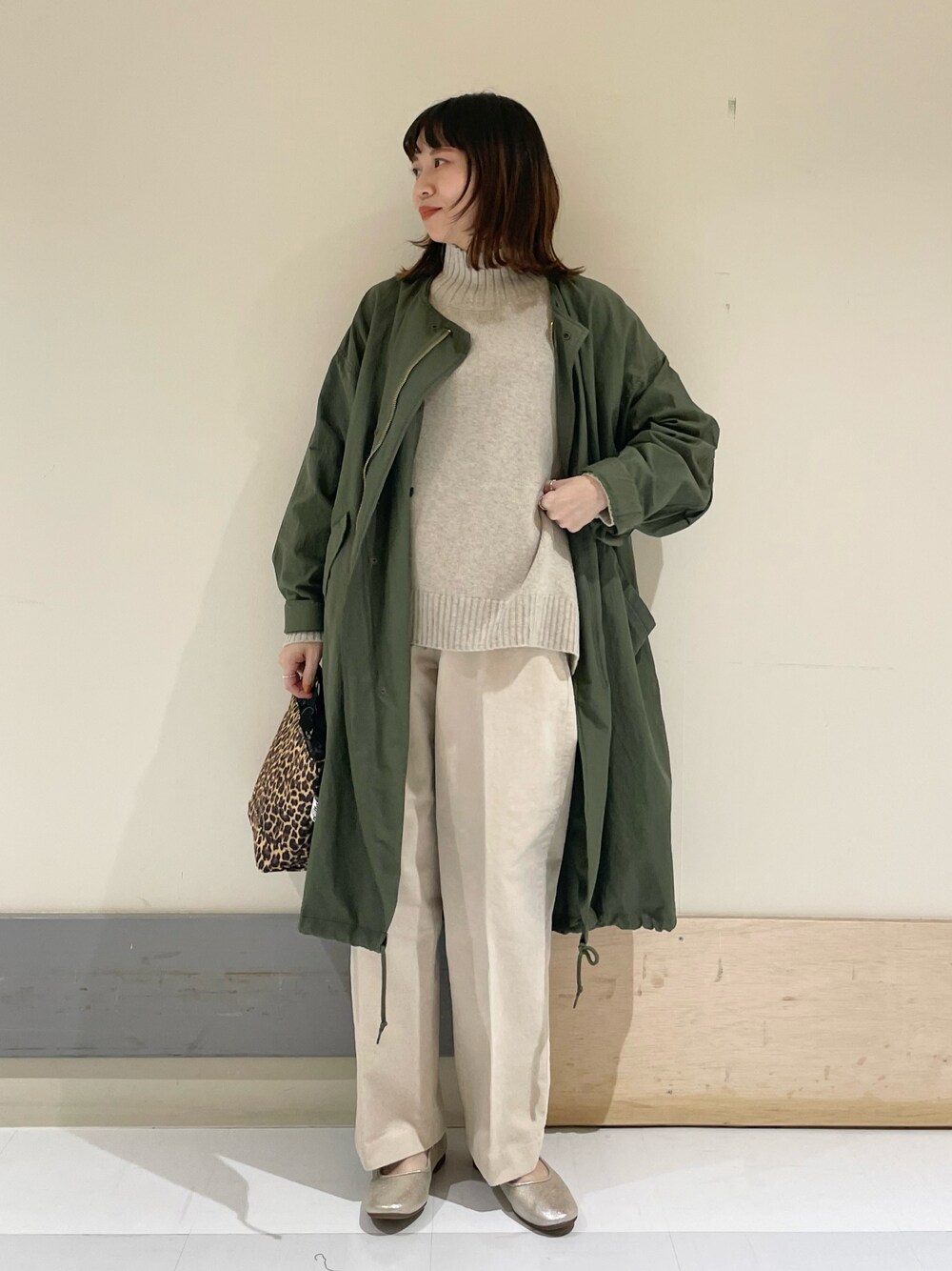 「URBAN RESEARCH DOORS、URBAN RESEARCH DOORS WOMENS、アーバンリサーチドアーズ、モッズコート、秋アウター、ニット、タートルネック、コーデュロイ、コーデュロイパンツ、低身長、152cm、152cmコーデ、休日コーデ、大人カジュアル」｜「URBAN RESEARCH DOORSのハミルトンウールタートルネックプルオーバー（ニット/セーター、グレー系）」を使った、ホンダ マユさん（レディース・152cm）の秋コーディネートの1枚目の写真