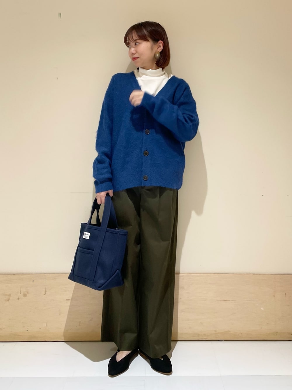 「URBAN RESEARCH DOORS、URBAN RESEARCH DOORS WOMENS、アーバンリサーチドアーズ、カーディガン、ブルー、モヘアニット、モヘアカーディガン、カーキパンツ、お出かけコーデ、きれいめカジュアル、タートルネック、秋冬コーデ、シンプルコーデ、休日スタイル、低身長」｜「URBAN RESEARCH DOORSの『UR TECH』テレコタートルネックTシャツ（Tシャツ/カットソー、ホワイト系）」を使った、ホンダ マユさん（レディース・152cm）の秋コーディネートの1枚目の写真