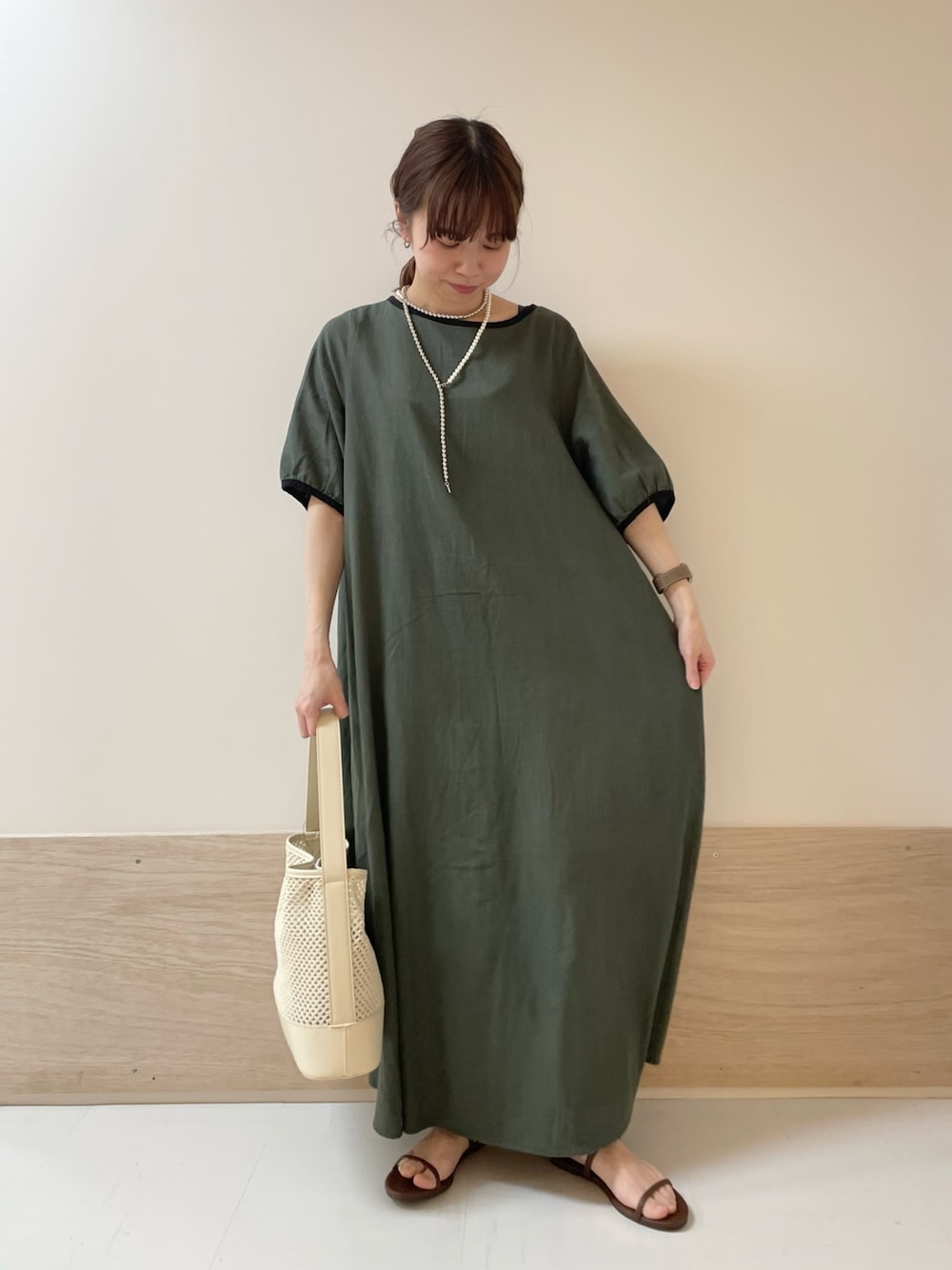 「URBAN RESEARCH DOORS、URBAN RESEARCH DOORS WOMENS、アーバンリサーチドアーズ、ワンピース、リネン、リネンワンピース、カーキ、雨の日コーデ、夏コーデ、シンプルコーデ、デートコーデ、バイカラー、大人コーデ、低身長コーデ、骨格ストレート」｜「URBAN RESEARCH DOORSのリネンレーヨンバイカラーワンピース（ワンピース、グリーン系）」を使った、ホンダ マユさん（レディース・152cm）の夏コーディネートの1枚目の写真
