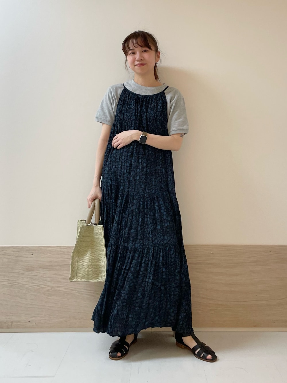 「URBAN RESEARCH DOORS、URBAN RESEARCH DOORS WOMENS、アーバンリサーチドアーズ、fork&spoon、キャミワンピ、花柄、花柄ワンピース、レイヤードスタイル、春夏コーデ、お出かけコーデ、休日スタイル、きれいめカジュアル、大人カジュアル、低身長コーデ、骨格ストレート」｜「FORK&SPOONのFORK&SPOON　ヘビーウェイト天竺ショートスリーブTシャツ（Tシャツ/カットソー、グレー系）」を使った、ホンダ マユさん（レディース・152cm）の春コーディネートの1枚目の写真
