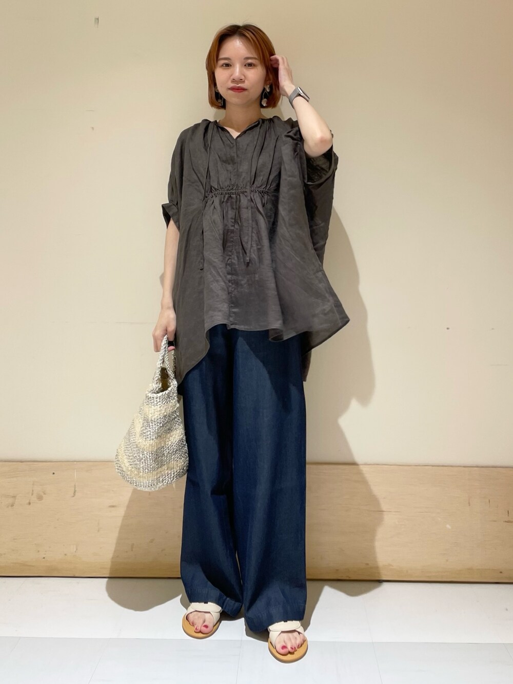 ブルー系のその他パンツ、ホワイト系のハンドバッグ、ホワイト系のサンダルを着用したレディースの夏コーディネートの1枚目の写真