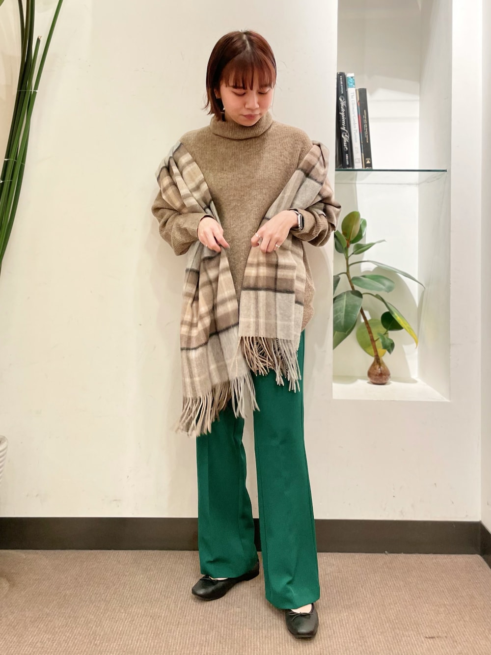 「URBAN RESEARCH DOORS WOMENS、URBAN RESEARCH DOORS、アーバンリサーチドアーズ、フレアパンツ、グリーン、緑パンツ、休日スタイル、シンプルコーデ、低身長コーデ、チェック柄、チェック柄に恋してる、タートルネック」｜「URBAN RESEARCH DOORSの柔らかバレエ（バレエシューズ、ブラック系）」を使った、ホンダ マユさん（レディース・152cm）の冬コーディネートの1枚目の写真