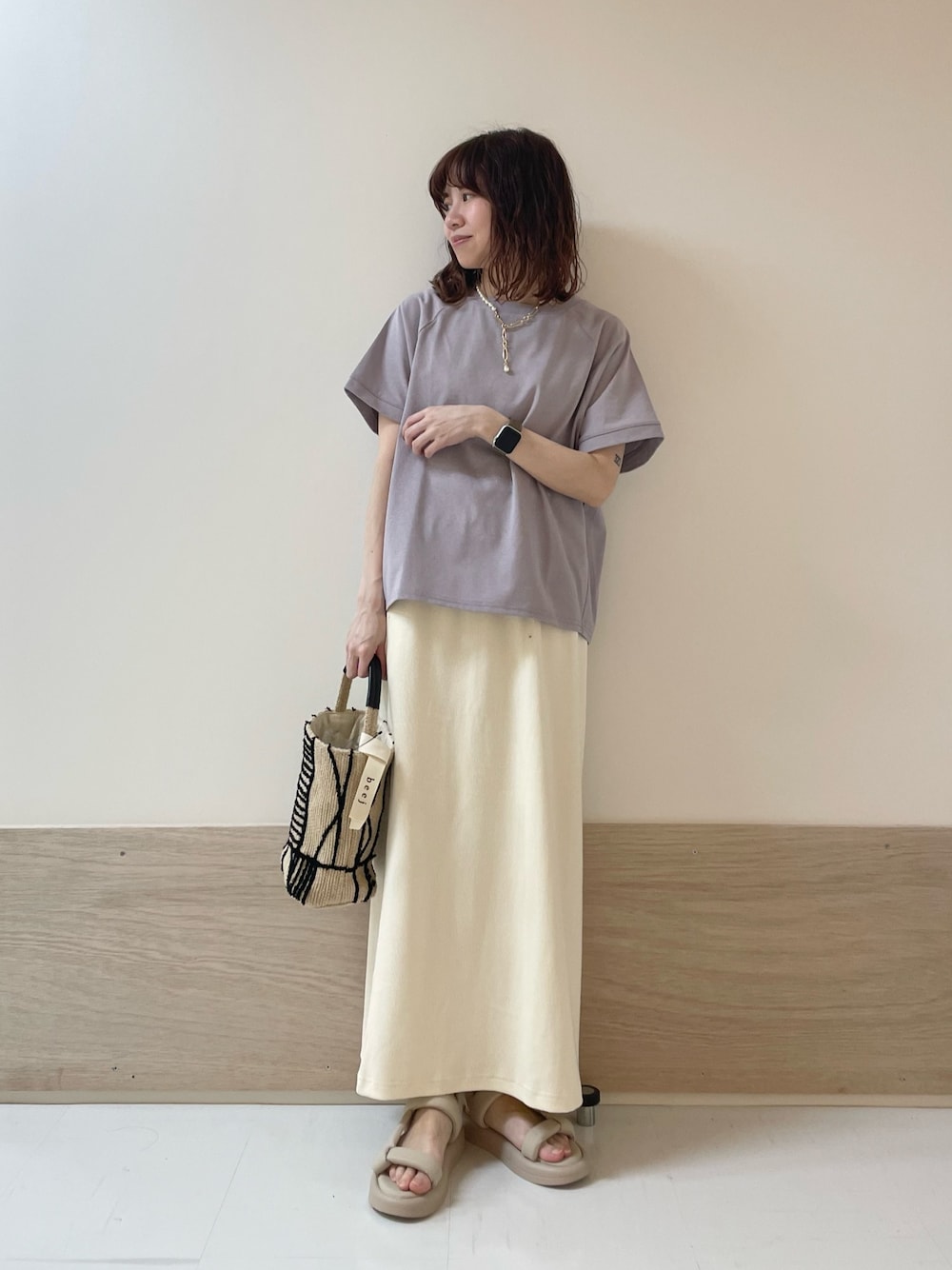 「URBAN RESEARCH DOORS、URBAN RESEARCH DOORS WOMENS、アーバンリサーチドアーズ、淡色コーデ、リブスカート、パープル、きれいめカジュアル、シンプルコーデ、お出かけコーデ、休日スタイル、春夏コーデ、大人カジュアル、リラックススタイル、低身長コーデ、骨格ストレート」｜「URBAN RESEARCH DOORSの『UR GREEN』リブカットストレートスカート（スカート、ホワイト系）」を使った、ホンダ マユさん（レディース・152cm）の春コーディネートの1枚目の写真