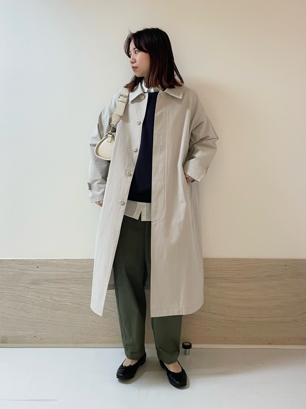 「URBAN RESEARCH DOORS、URBAN RESEARCH DOORS WOMENS、アーバンリサーチドアーズ、春アウター、ロングコート、大人カジュアル、春コーデ、春のおしゃ見えテクニック、デートコーデ、春服みてみて、レイヤードスタイル、お出かけコーデ、シンプルコーデ、低身長、骨格ストレート」｜「URBAN RESEARCH DOORSの2ストラップショルダーバッグ（ショルダーバッグ、ホワイト系）」を使った、ホンダ マユさん（レディース・152cm）の春コーディネートの1枚目の写真