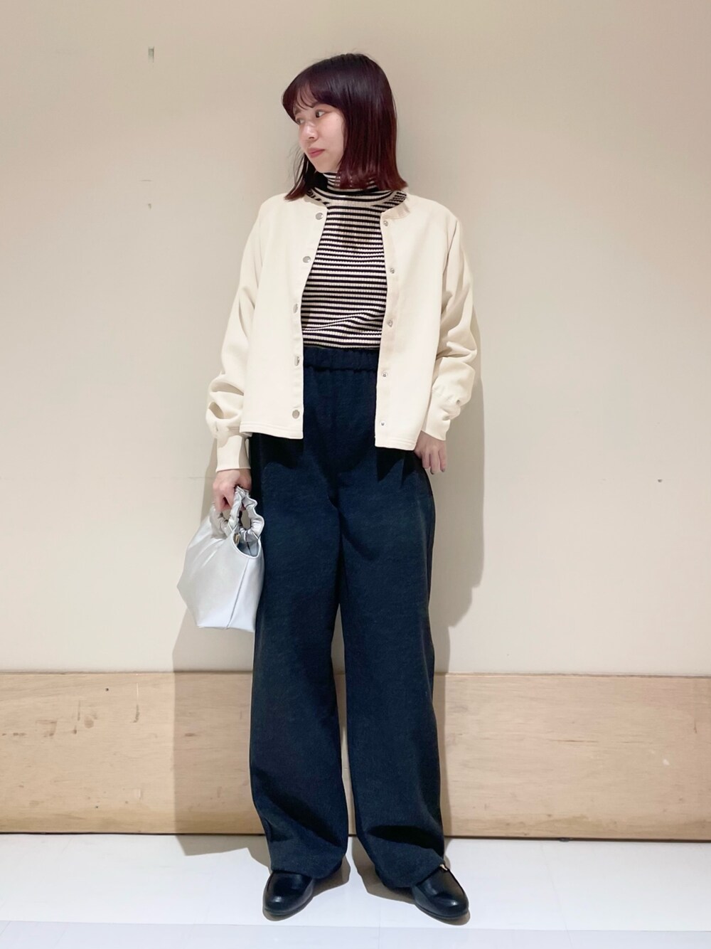 グレー系のその他パンツ、ホワイト系のニット/セーター、ホワイト系のカーディガン/ボレロを着用したレディースの冬コーディネートの1枚目の写真