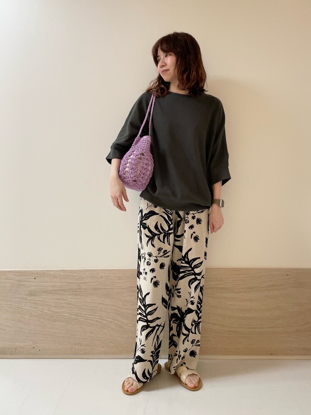 「URBAN RESEARCH DOORS、URBAN RESEARCH DOORS WOMENS、アーバンリサーチドアーズ、モノトーンコーデ、柄パンツ、リネン、シンプルコーデ、春夏コーデ、カジュアル、大人カジュアル、低身長コーデ、骨格ストレート、ペーパーバッグ、パープル、サンダル」｜「URBAN RESEARCH DOORSのリネンレーヨンリーフプリントパンツ（その他パンツ、ベージュ系）」を使った、ホンダ マユさん（レディース・152cm）の春コーディネートの1枚目の写真