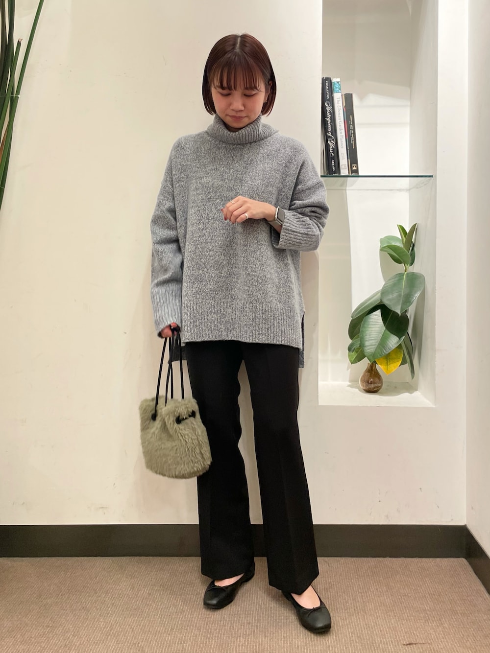 「URBAN RESEARCH DOORS、URBAN RESEARCH DOORS WOMENS、アーバンリサーチドアーズ、タートルネック、ゆったりコーデ、シンフルコーデ、オトナカジュアル、フレアパンツ、ファーバッグ、ボアバッグ、低身長コーデ、休日スタイル」｜「URBAN RESEARCH DOORSの柔らかバレエ（バレエシューズ、ブラック系）」を使った、ホンダ マユさん（レディース・152cm）の冬コーディネートの1枚目の写真