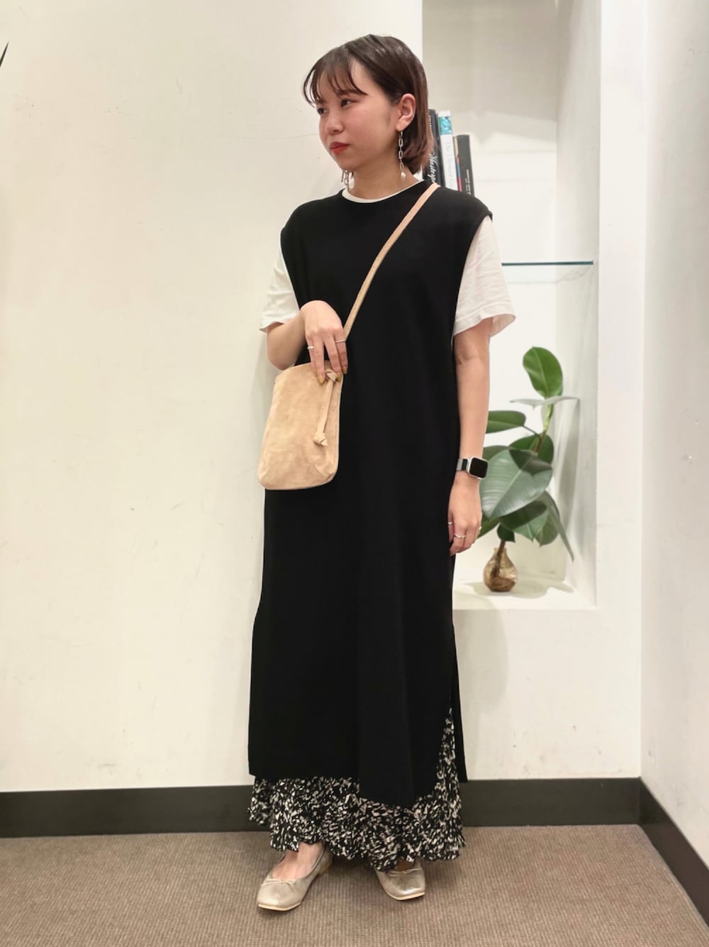 「URBAN RESEARCH DOORS WOMENS、URBAN RESEARCH DOORS、アーバンリサーチドアーズ、UNIFY、STILL BY HAND、ワンピース、ベスト、レイヤードスタイル、サコッシュ、バレエシューズ、秋色、ブラック、低身長、低身長コーデ」｜「unifyのUNIFY　Dry Cotton Nylon SHORT-SLEEVE ONE-PIECE（ワンピース、ブラック系）」を使った、ホンダ マユさん（レディース・152cm）の夏コーディネートの1枚目の写真