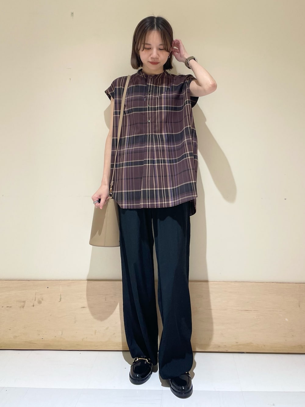 ベージュ系のショルダーバッグ、パープル系のシャツ/ブラウス、ブラック系のその他パンツを着用したレディースの夏コーディネートの1枚目の写真