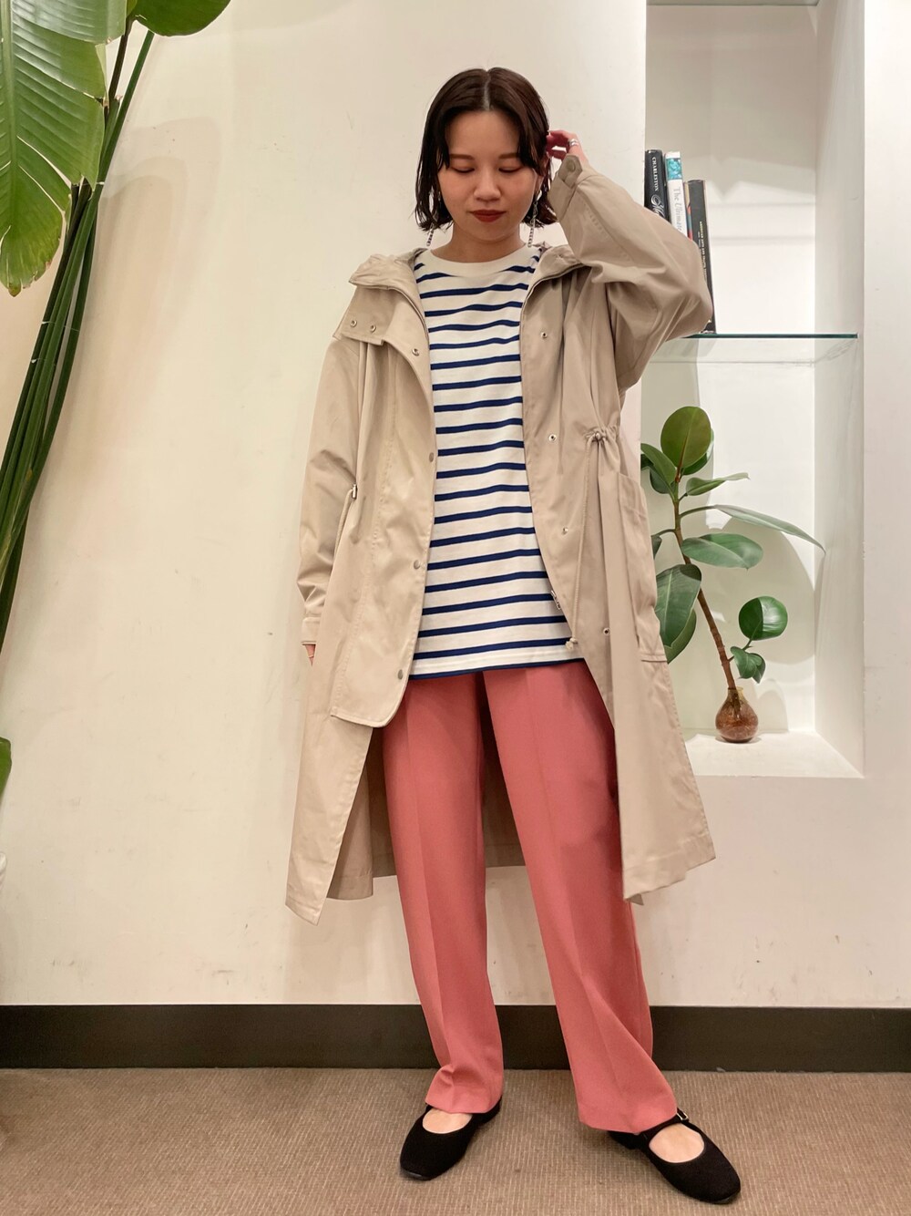「URBAN RESEARCH DOORS、URBAN RESEARCH DOORS WOMENS、アーバンリサーチドアーズ、カラーパンツ、ピンク、ピンクパンツ、ボーダー、ボーダートップス、フーディー、フードコート、カジュアルコーデ、ストラップシューズ、お出かけコーデ、低身長、春カラー」｜「URBAN RESEARCH DOORSのカラーストレッチトラウザー（その他パンツ、ピンク系）」を使った、ホンダ マユさん（レディース・152cm）の冬コーディネートの1枚目の写真