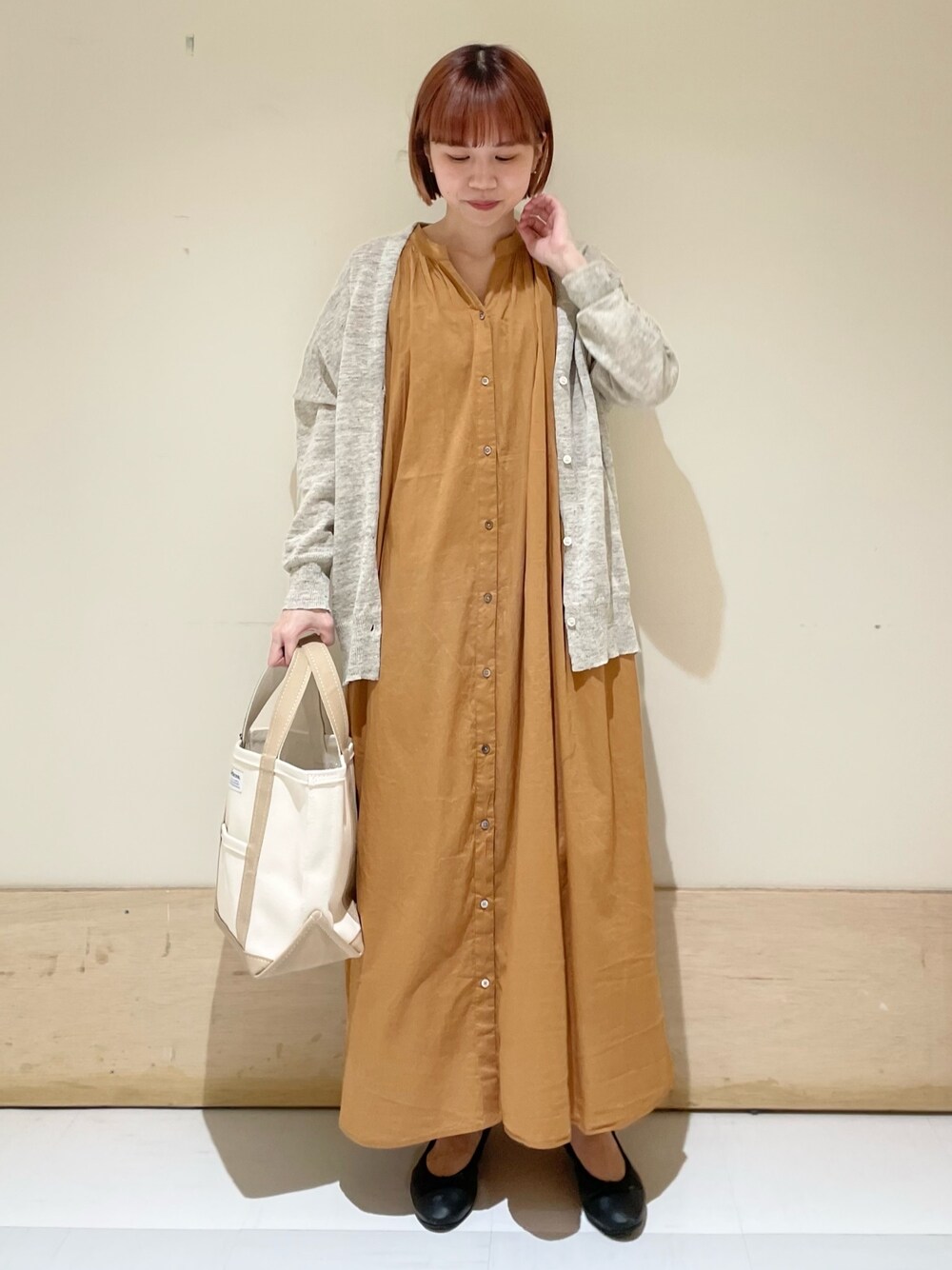 「URBAN RESEARCH DOORS、URBAN RESEARCH DOORS WOMENS、アーバンリサーチドアーズ、orcival、カーディガン、リネン、ワンピース、ギャザーワンピース、トートバッグ、ビッグシルエット、休日スタイル、春夏コーデ、初夏コーデ、バレエシューズ、低身長」｜「URBAN RESEARCH DOORSのコットンボイルハーフスリーブワンピース（ワンピース、ブラウン系）」を使った、ホンダ マユさん（レディース・152cm）の春コーディネートの1枚目の写真
