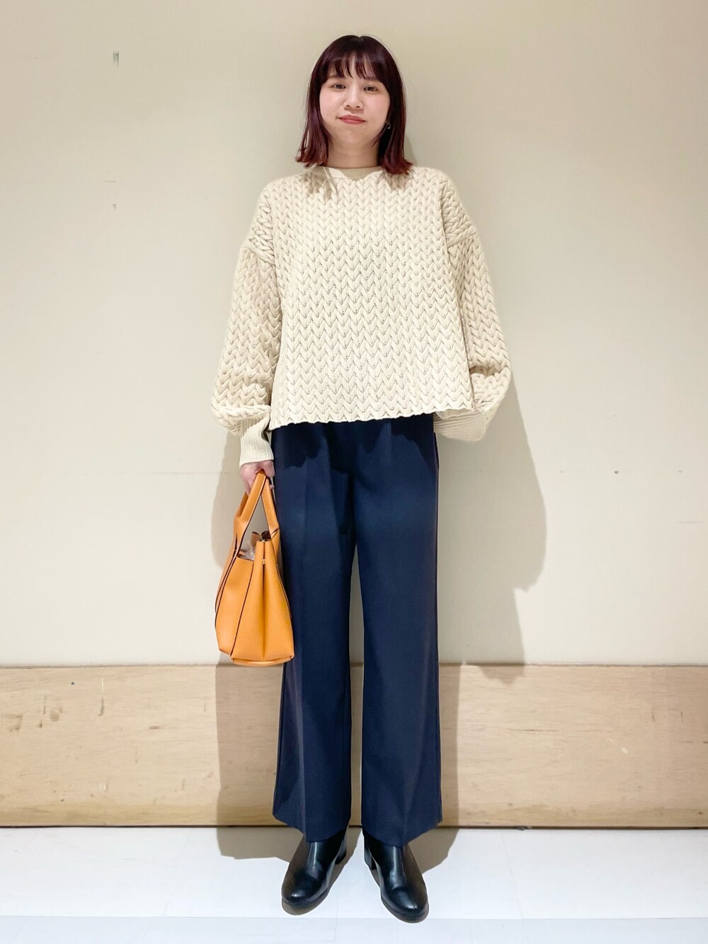 ベージュ系のニット/セーター、グレー系のその他パンツを着用したレディースの冬コーディネートの1枚目の写真