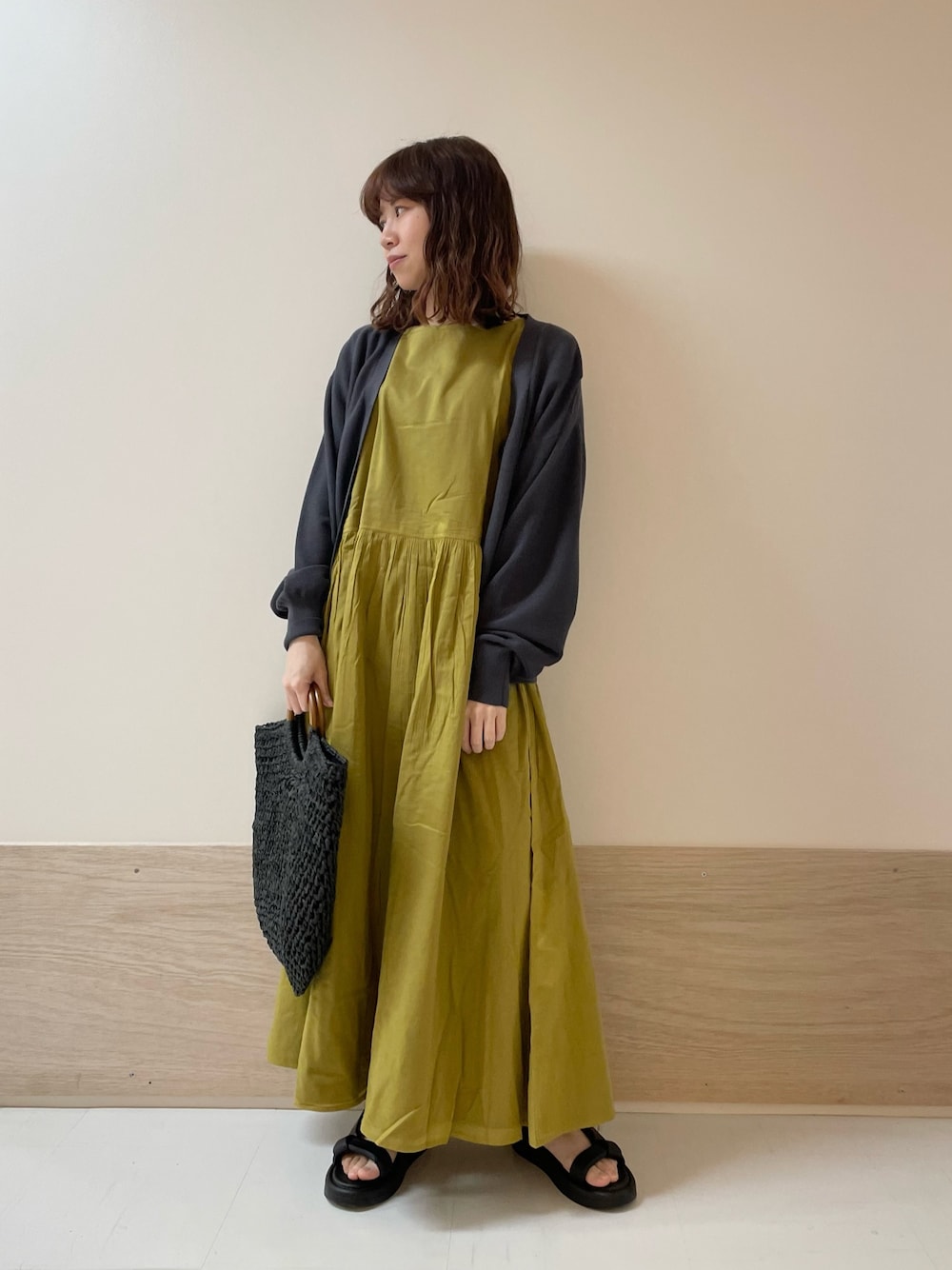 「URBAN RESEARCH DOORS、URBAN RESEARCH DOORS WOMENS、アーバンリサーチドアーズ、ワンピース、カーディガン、コットンニット、黄色、マスタード、きれいめカジュアル、シンプルコーデ、お出かけコーデ、休日スタイル、低身長コーデ、骨格ストレート」｜「URBAN RESEARCH DOORSのコットンボイルリバーシブルワンピース（ワンピース、イエロー系）」を使った、ホンダ マユさん（レディース・152cm）の夏コーディネートの1枚目の写真