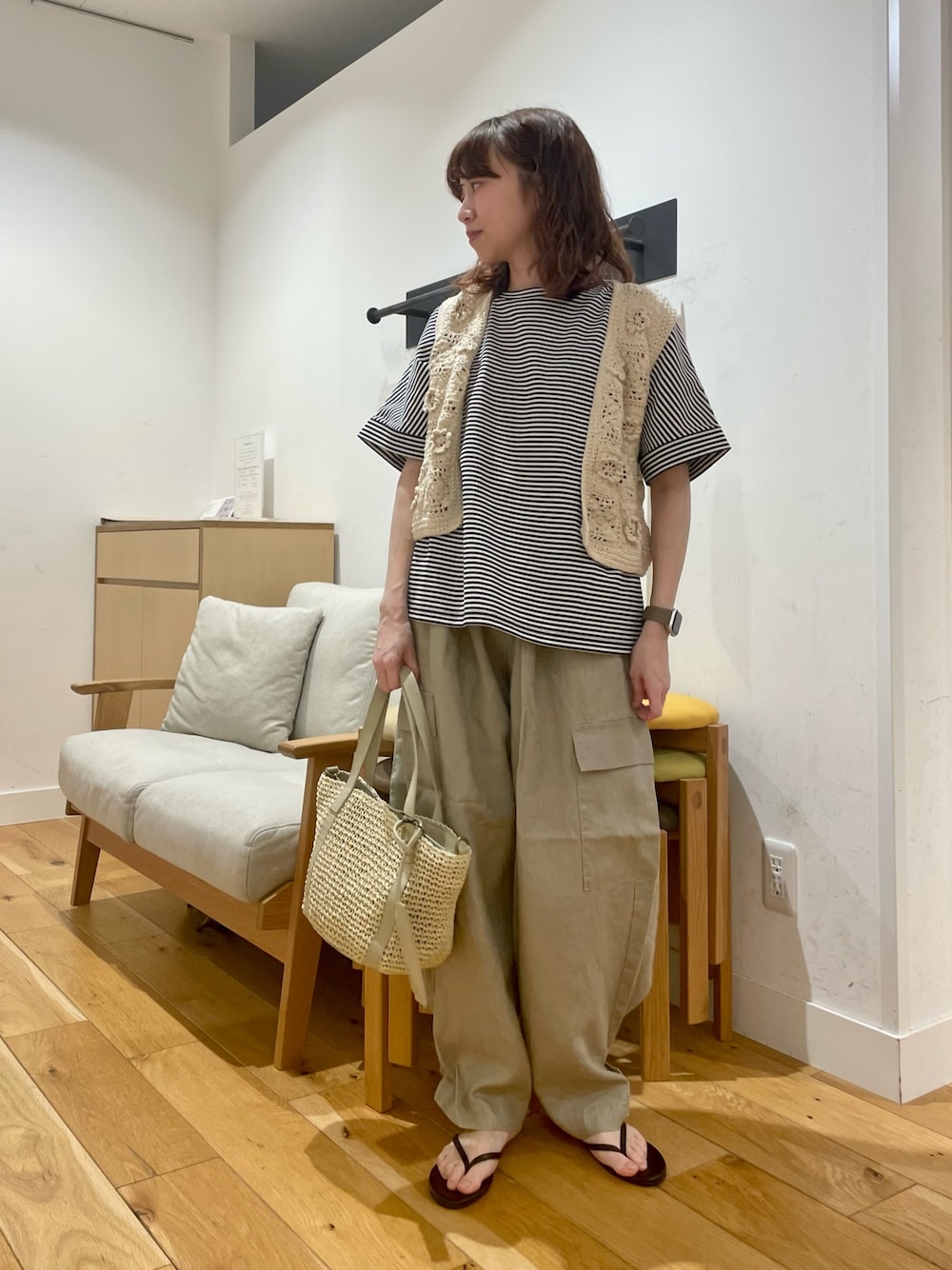 「URBAN RESEARCH DOORS、URBAN RESEARCH DOORS WOMENS、アーバンリサーチドアーズ、ニットベスト、ボーダー、レイヤードスタイル、きれいめカジュアル、夏だ！Tシャツ着よう！、カジュアルコーデ、お出かけコーデ、休日スタイル、夏コーデ、大人カジュアル、低身長コーデ、骨格ストレート」｜「URBAN RESEARCH DOORSの『別注』KHWOPA×DOORS　VEST（ベスト、ホワイト系）」を使った、ホンダ マユさん（レディース・152cm）の夏コーディネートの1枚目の写真