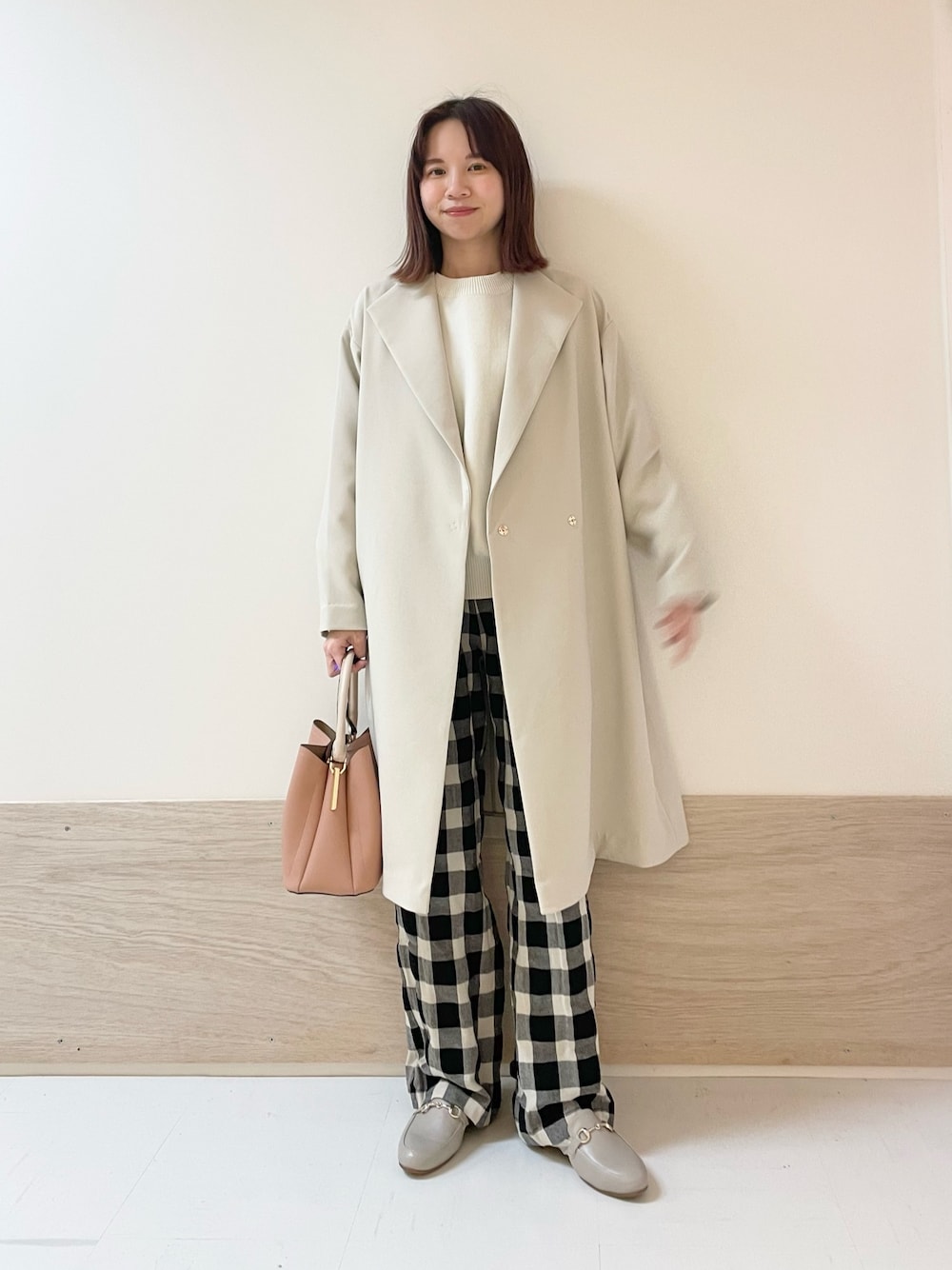 「URBAN RESEARCH DOORS、URBAN RESEARCH DOORS WOMENS、アーバンリサーチドアーズ、きれいめカジュアル、チェック、チェックパンツ、春アウター、ロングコート、淡色コーデ、お出かけコーデ、大人カジュアル、休日スタイル、デートコーデ、春コーデ、152cm」｜「URBAN RESEARCH DOORSのスポンディングニットプルオーバー（ニット/セーター、ホワイト系）」を使った、ホンダ マユさん（レディース・152cm）の冬コーディネートの1枚目の写真