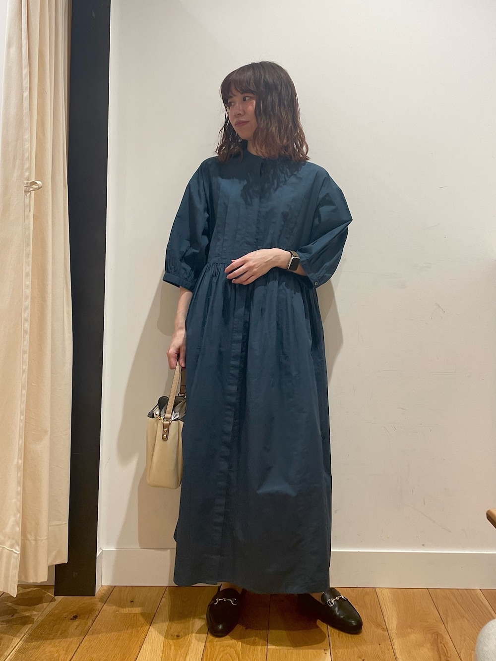 「URBAN RESEARCH DOORS、URBAN RESEARCH DOORS WOMENS、アーバンリサーチドアーズ、ワンピース、ブルー、シンプルコーデ、お出掛けコーデ、お出かけコーデ、休日スタイル、春夏コーデ、きれいめカジュアル、夏コーデ、デートコーデ、低身長コーデ、骨格ストレート」｜「URBAN RESEARCH DOORSのピンタックウエスト切替ワンピース（ワンピース、ブルー系）」を使った、ホンダ マユさん（レディース・152cm）の夏コーディネートの1枚目の写真