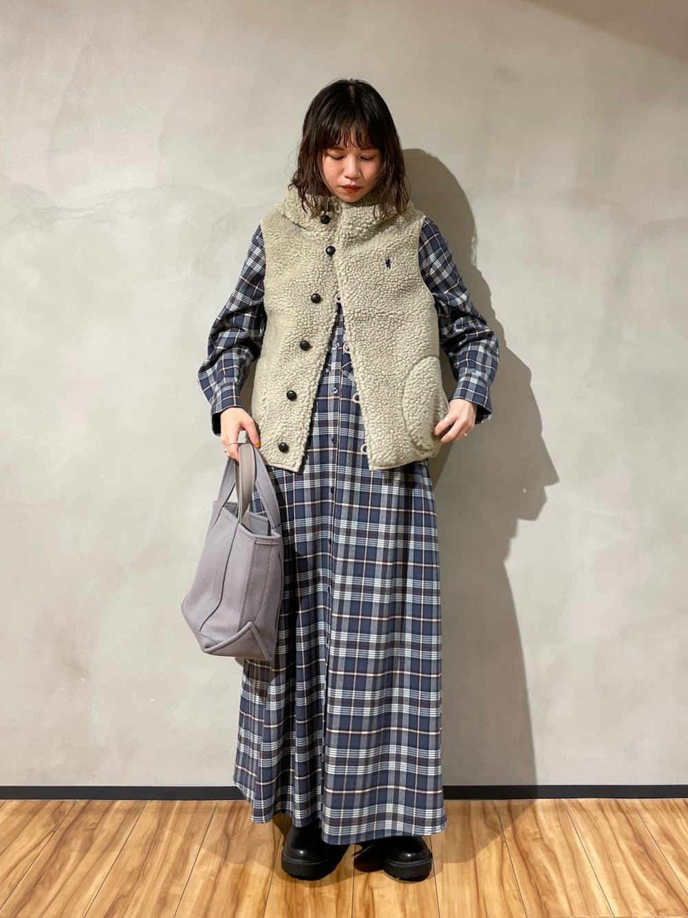「URBAN RESEARCH DOORS、URBAN RESEARCH DOORS WOMENS、アーバンリサーチドアーズ、ジムフレックス、GYMPHLEX、ボアベスト、ベスト、チェック、チェックワンピース、秋コーデ、おしゃれさんと繋がりたい、低身長、低身長コーデ」｜「URBAN RESEARCH DOORSのネルチェックAラインシャツワンピース（ワンピース、グレー系）」を使った、ホンダ マユさん（レディース・152cm）の秋コーディネートの1枚目の写真