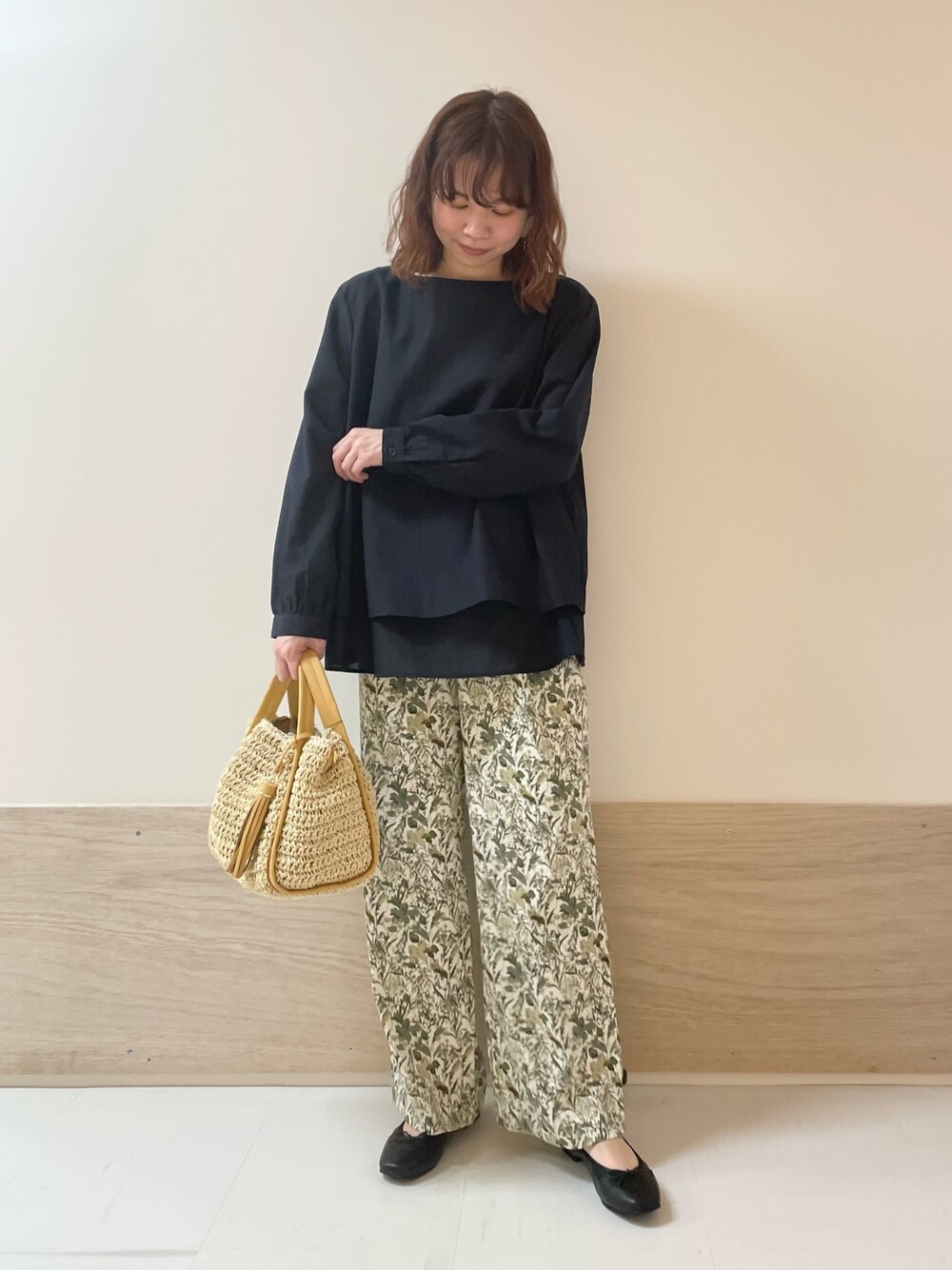 ブルー系のシャツ/ブラウス、ブラック系のバレエシューズ、ホワイト系のその他パンツを着用したレディースの春コーディネートの1枚目の写真