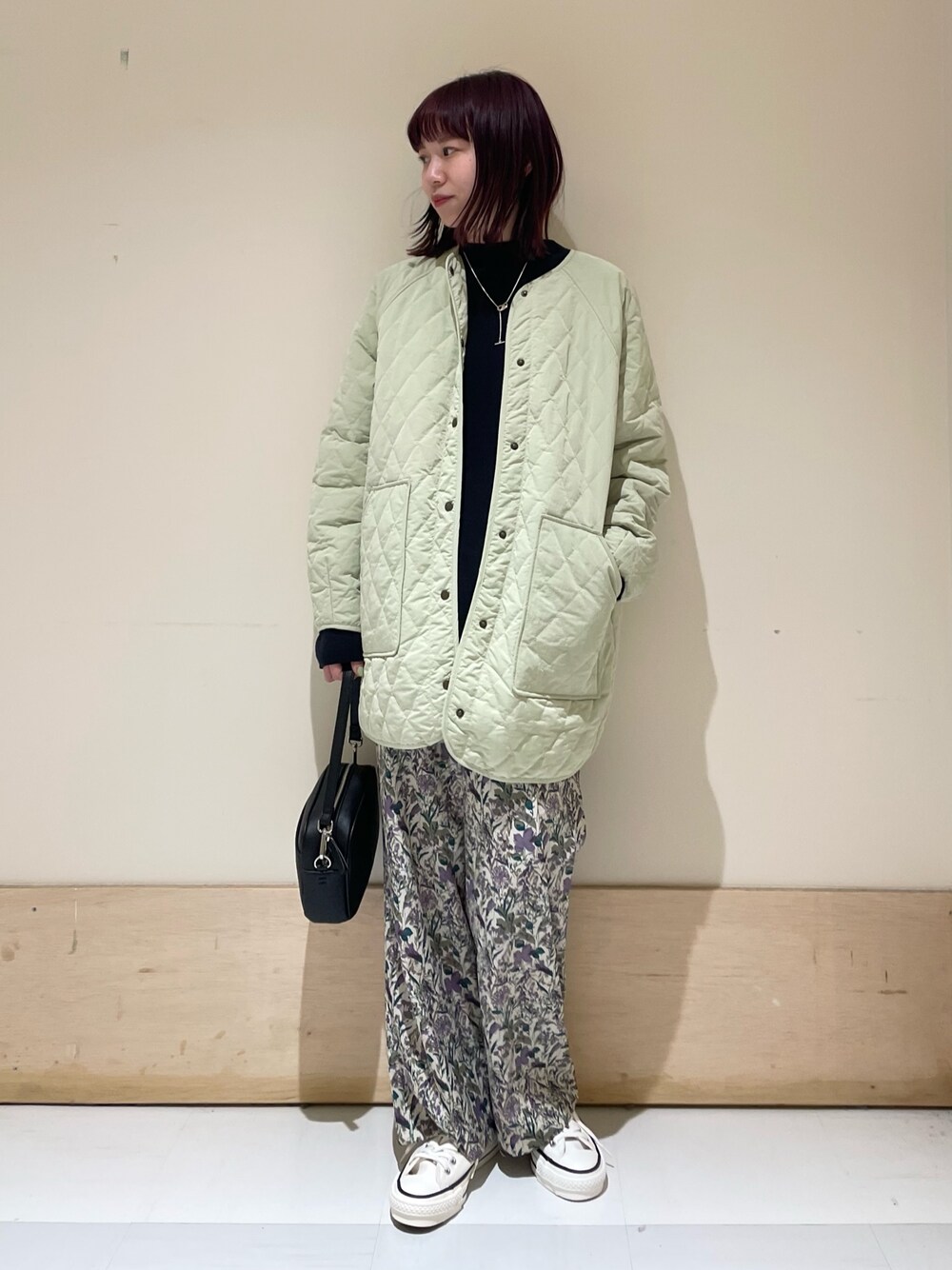 「URBAN RESEARCH DOORS、URBAN RESEARCH DOORS WOMENS、アーバンリサーチドアーズ、春アウター、花柄、花柄パンツ、春ニット、コットンニット、コンバース、converse、休日スタイル、春コーデ、カジュアルコーデ、大人カジュアル、低身長コーデ」｜「URBAN RESEARCH DOORSのボトルネックワイドプルオーバー（ニット/セーター、ブルー系）」を使った、ホンダ マユさん（レディース・152cm）の春コーディネートの1枚目の写真