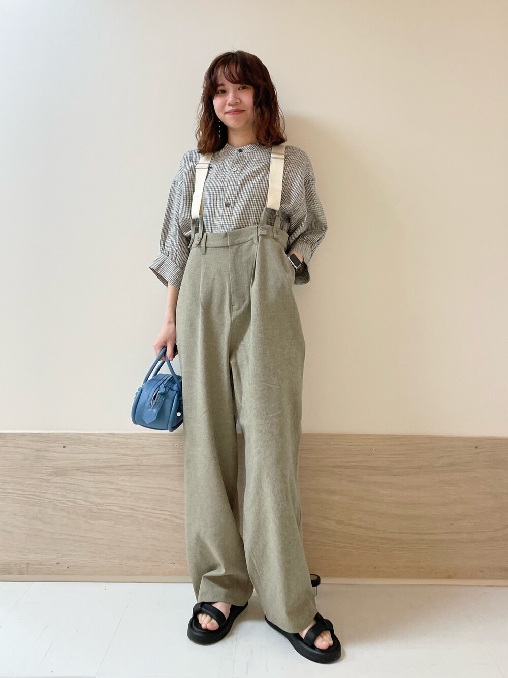 「URBAN RESEARCH DOORS、URBAN RESEARCH DOORS WOMENS、アーバンリサーチドアーズ、サスベンダー、サロペット、チェック、チェックシャツ、春夏コーデ、お出かけコーデ、休日スタイル、大人カジュアル、低身長コーデ、骨格ストレート、デートコーデ、ベージュコーデ」｜「FORK&SPOONのFORK&SPOON　サスペンダーパンツ（その他パンツ、ベージュ系）」を使った、ホンダ マユさん（レディース・152cm）の春コーディネートの1枚目の写真