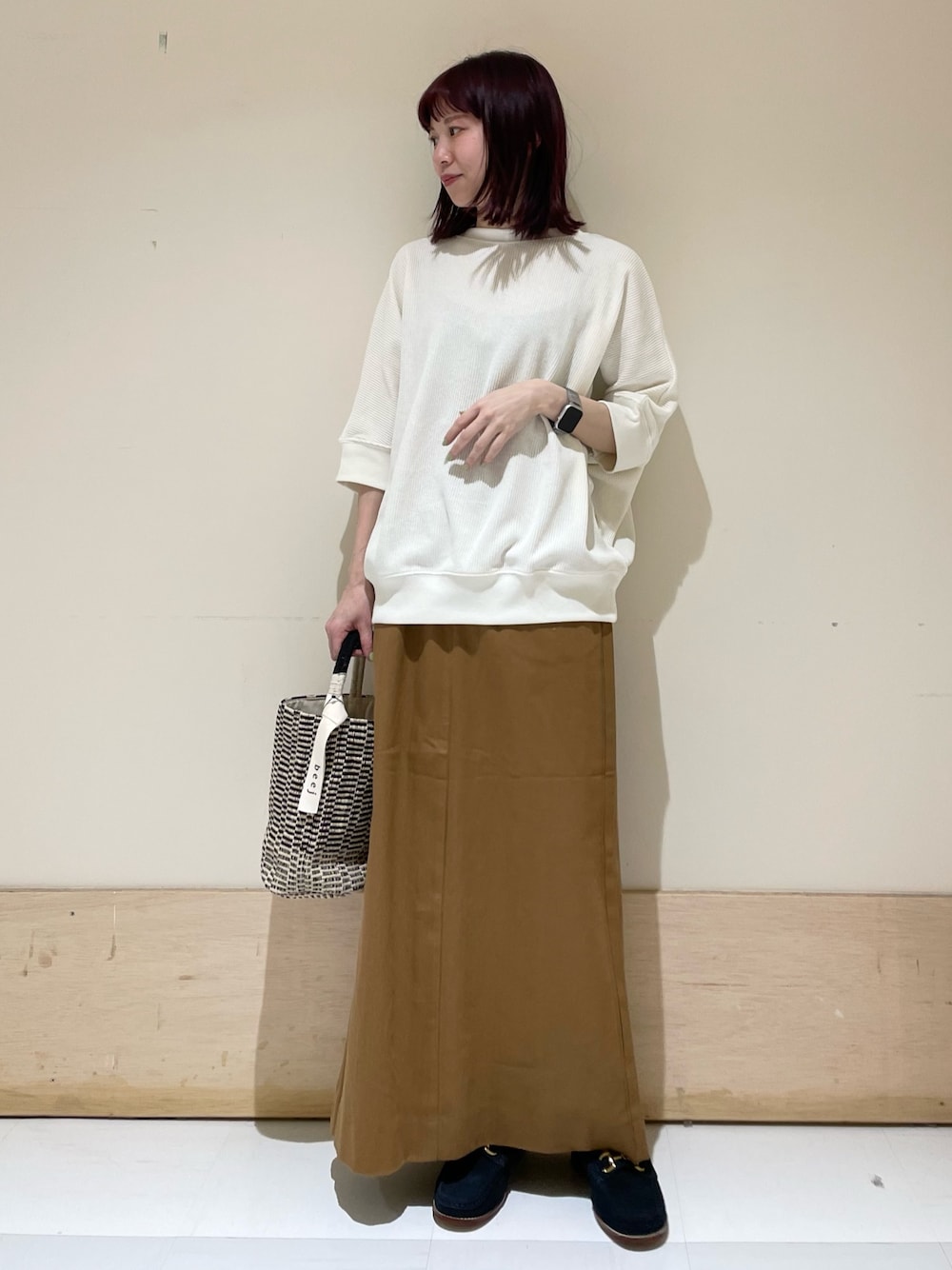 「URBAN RESEARCH DOORS、URBAN RESEARCH DOORS WOMENS、アーバンリサーチドアーズ、グルカスカート、タイトスカート、へリンボーン、ベージュ、ベージュコーデ、モカシン、休日スタイル、春コーデ、大人カジュアル、お出かけコーデ、低身長、低身長コーデ」｜「beejの『別注』beej×DOORS　チューブショルダーバッグ（ショルダーバッグ、ブラック系）」を使った、ホンダ マユさん（レディース・152cm）の春コーディネートの1枚目の写真