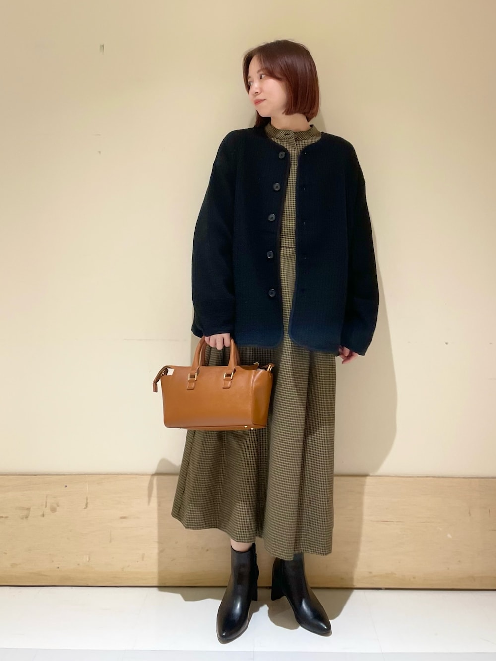 「URBAN RESEARCH DOORS、URBAN RESEARCH DOORS WOMENS、アーバンリサーチドアーズ、ワンピース、チェック、チェックワンピース、キルトジャケット、秋アウター、ビッグシルエット、お出かけコーデ、きれいめカジュアル、ファッションを楽しもう、ラクチンコーデ、低身長、骨格ウェーブ」｜「RODE SKOの2WAYミニボストンバッグ（ボストンバッグ、イエロー系）」を使った、ホンダ マユさん（レディース・152cm）の秋コーディネートの1枚目の写真