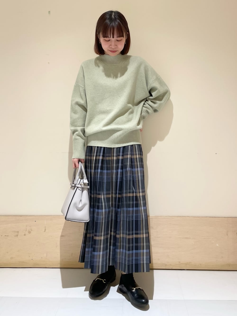 「URBAN RESEARCH DOORS、URBAN RESEARCH DOORS WOMENS、アーバンリサーチドアーズ、ミントグリーン、ミントカラー、もちもちニット、ハイネック、ハイネックニット、チェック、チェックスカート、プリーツスカート、ロングスカート、冬コーデ、休日スタイル、お出かけコーデ」｜「URBAN RESEARCH DOORSの『佐藤栞里さん着用』『WEB/一部店舗限定カラー』カラーチェックプリーツスカート（スカート、グレー系）」を使った、ホンダ マユさん（レディース・152cm）の冬コーディネートの1枚目の写真