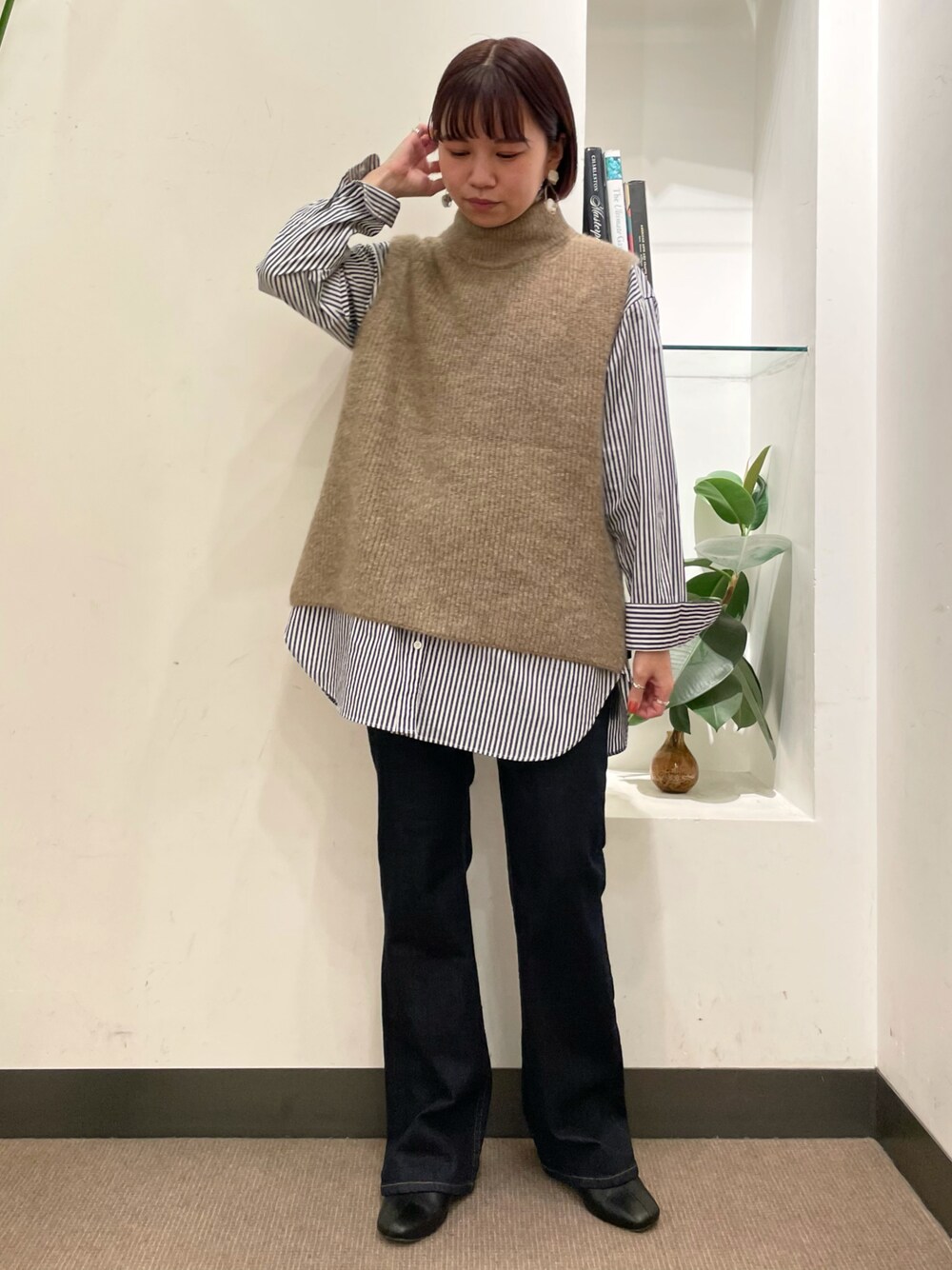 「カジュアル、ニットベスト、お出かけコーデ、ストライプシャツ、フレアパンツ、URBAN RESEARCH DOORS、アーバンリサーチドアーズ、オトナカジュアル、ベスト×シャツ、フレアデニム、URBAN RESEARCH DOORS WOMENS」｜「URBAN RESEARCH DOORSのフレアデニムパンツ（デニムパンツ、ブルー系）」を使った、ホンダ マユさん（レディース・152cm）の秋コーディネートの1枚目の写真