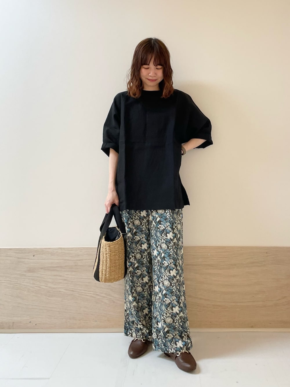 「URBAN RESEARCH DOORS、URBAN RESEARCH DOORS WOMENS、アーバンリサーチドアーズ、リネン、リネンブラウス、花柄、花柄パンツ、イージーパンツ、きれいめカジュアル、シンプルコーデ、春夏コーデ、お出かけコーデ、休日スタイル、骨格ストレート、低身長コーデ」｜「FORK&SPOONのFORK&SPOON　リネン混ショートスリーブプルオーバー（Tシャツ/カットソー、ブラック系）」を使った、ホンダ マユさん（レディース・152cm）の春コーディネートの1枚目の写真