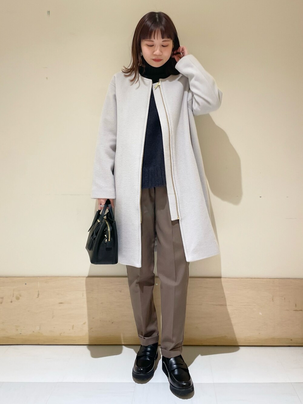 「URBAN RESEARCH DOORS、URBAN RESEARCH DOORS WOMENS、アーバンリサーチドアーズ、ミドル丈、ノーカラーコート、タートルネック、テーパードパンツ、イージーパンツ、冬コーデ、カジュアルコーデ、楽チンコーデ、パンツスタイル、ローファー、お出かけコーデ」｜「URBAN RESEARCH DOORSの裏起毛テーパードイージーパンツ（その他パンツ、ブラウン系）」を使った、ホンダ マユさん（レディース・152cm）の冬コーディネートの1枚目の写真