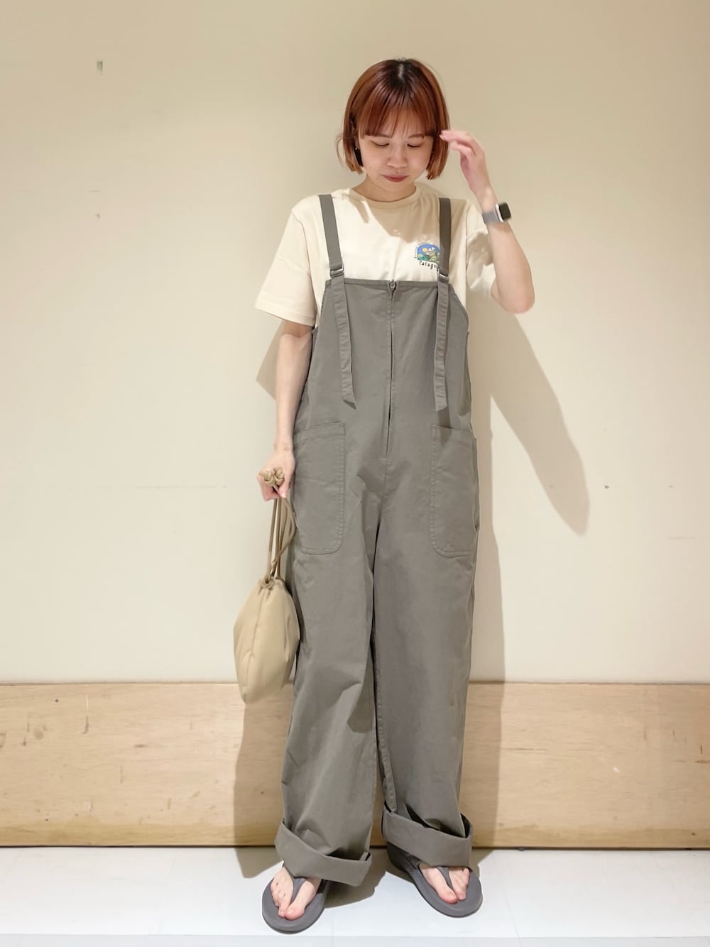 「URBAN RESEARCH DOORS、URBAN RESEARCH DOORS WOMENS、アーバンリサーチドアーズ、EKAL、patagonia、パタゴニア、oofos、リカバリーサンダル、ロゴT、サロペット、カジュアルコーデ、休日スタイル、初夏コーデ、お出かけコーデ、低身長」｜「EKALのエンジョイポケットサロペット（サロペット/オーバーオール、グレー系）」を使った、ホンダ マユさん（レディース・152cm）の春コーディネートの1枚目の写真