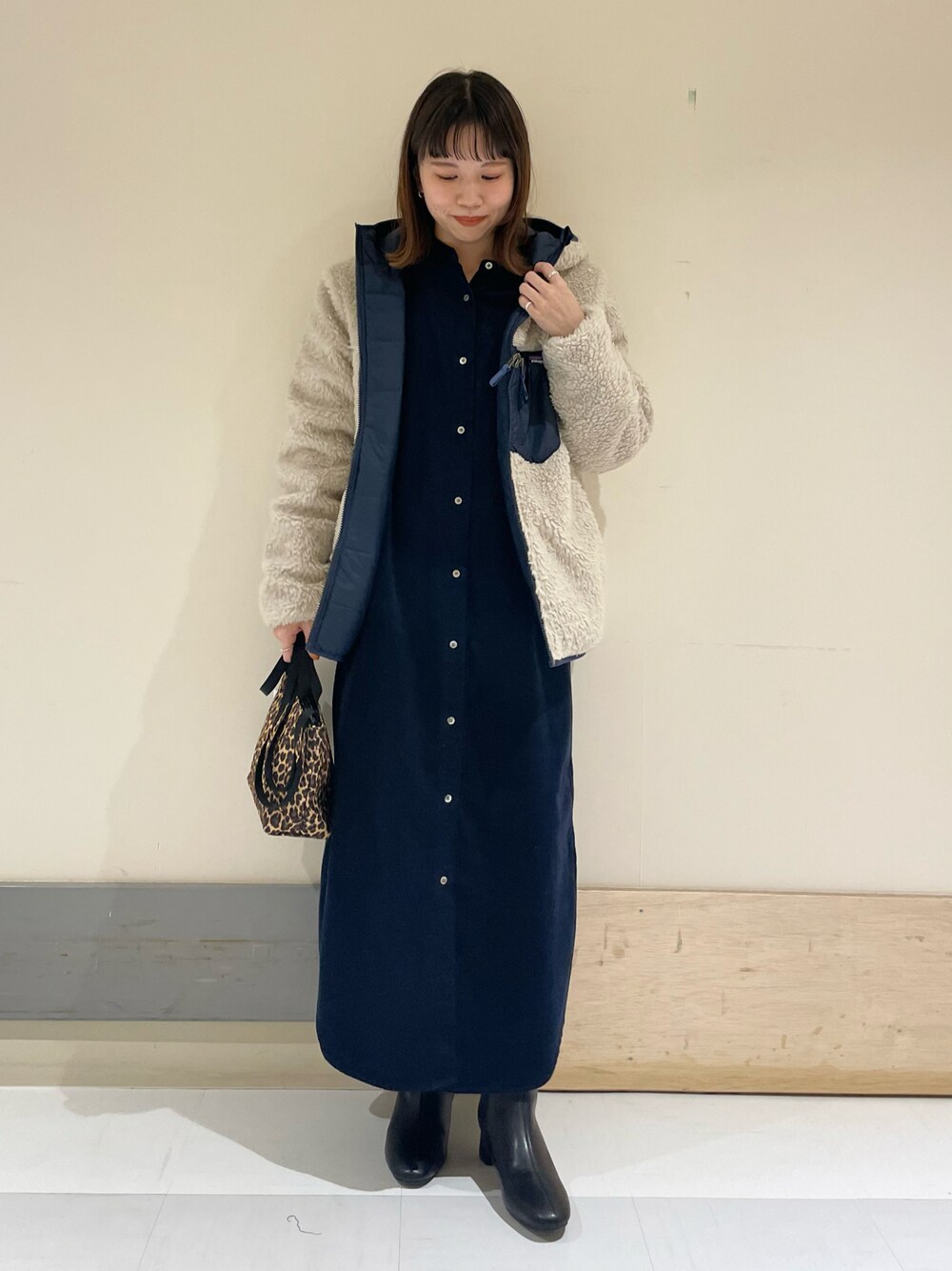 「URBAN RESEARCH DOORS、URBAN RESEARCH DOORS WOMENS、アーバンリサーチドアーズ、パタゴニア、patagonia、リバーシブル、ボアジャケット、コーデュロイ、コーデュロイワンピ、シャツワンピ、152cm、152cmコーデ、低身長コーデ」｜「URBAN RESEARCH DOORSの『WEB/一部店舗限定サイズ』コーデュロイシャツワンピース（ワンピース、ブルー系）」を使った、ホンダ マユさん（レディース・152cm）の秋コーディネートの1枚目の写真