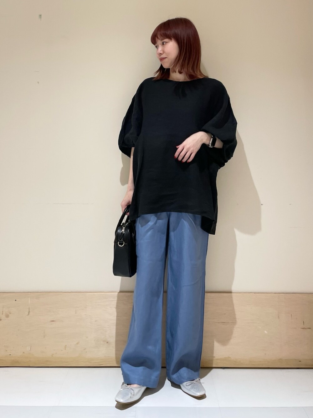 ブルー系のその他パンツ、ブラック系のシャツ/ブラウス、シルバー系のバレエシューズを着用したレディースの春コーディネートの1枚目の写真