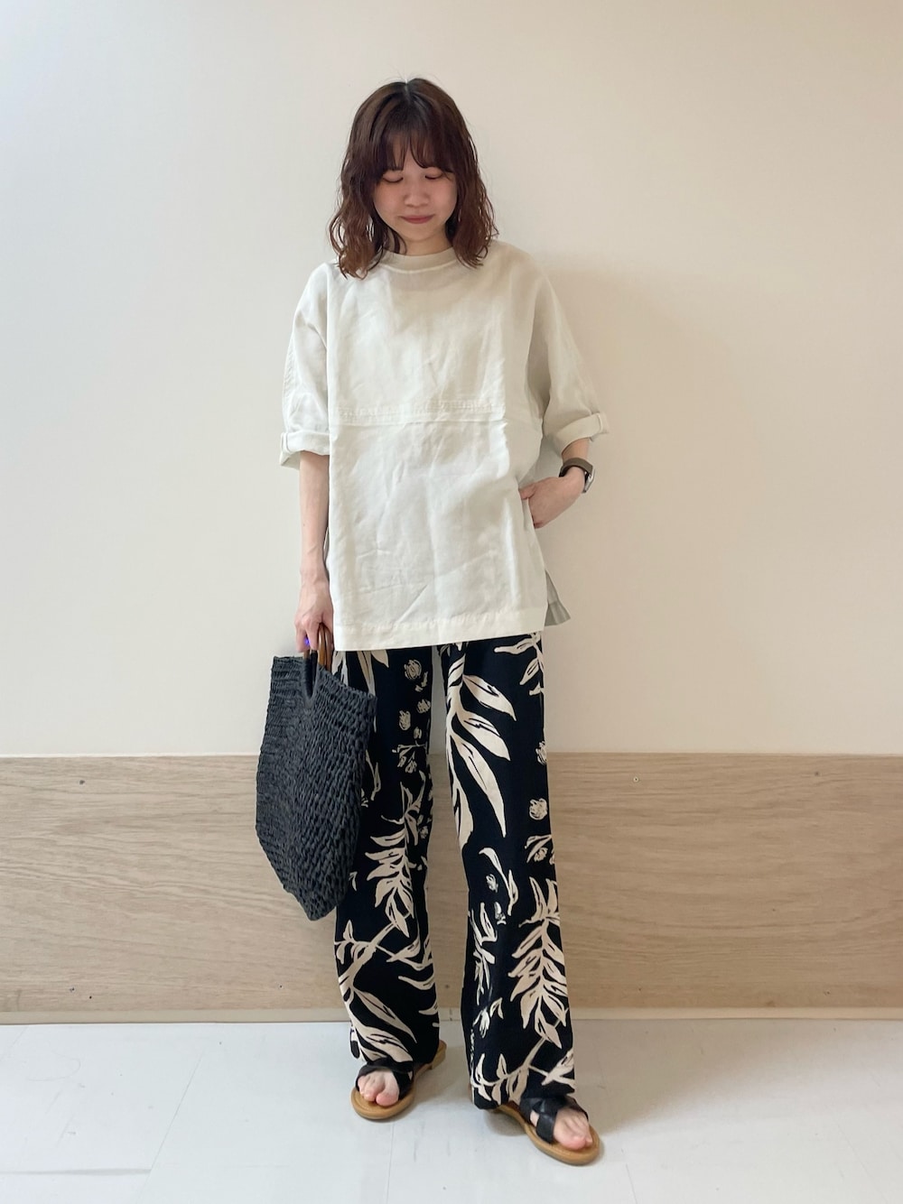 「URBAN RESEARCH DOORS、URBAN RESEARCH DOORS WOMENS、アーバンリサーチドアーズ、fork&spoon、モノトーンコーデ、柄パンツ、リネンパンツ、イージーパンツ、シンプルコーデ、春夏コーデ、低身長コーデ、お出かけコーデ、休日スタイル、きれいめカジュアル、骨格ストレート」｜「FORK&SPOONのFORK&SPOON　リネン混ショートスリーブプルオーバー（Tシャツ/カットソー、ホワイト系）」を使った、ホンダ マユさん（レディース・152cm）の春コーディネートの1枚目の写真