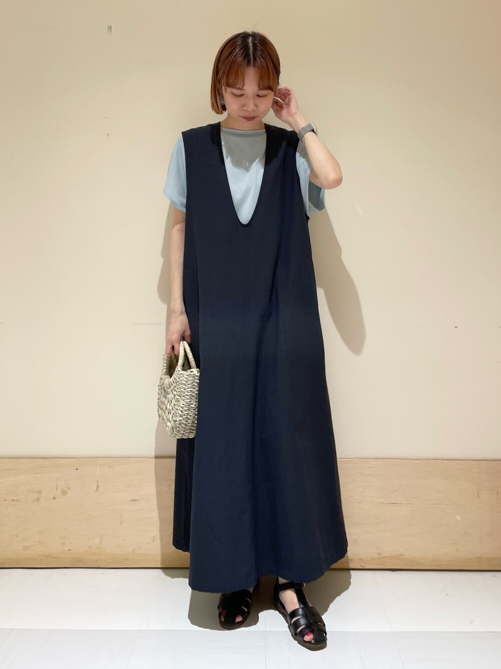ブルー系のTシャツ/カットソー、ブルー系のワンピース、グレー系のかごバッグを着用したレディースの春コーディネートの1枚目の写真