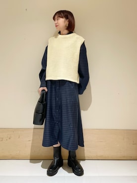 「ニットベスト」｜「アイテム（シャツワンピース）」を使った、ホンダ マユさん（レディース・152cm）の秋コーディネート