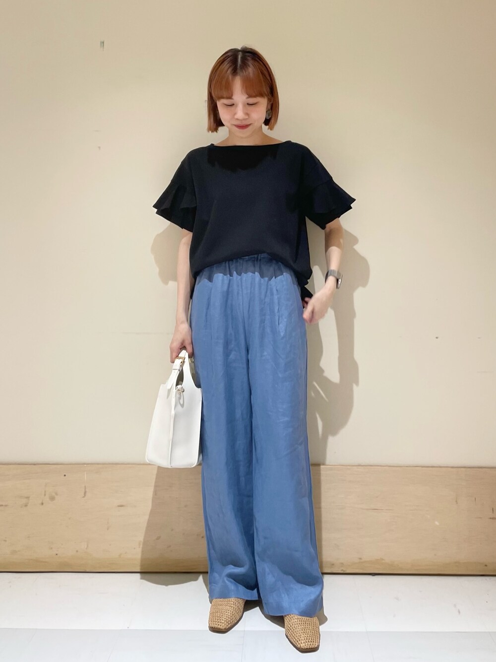 ブラック系のTシャツ/カットソー、ホワイト系のトートバッグ、ブルー系のその他パンツを着用したレディースの春コーディネートの1枚目の写真