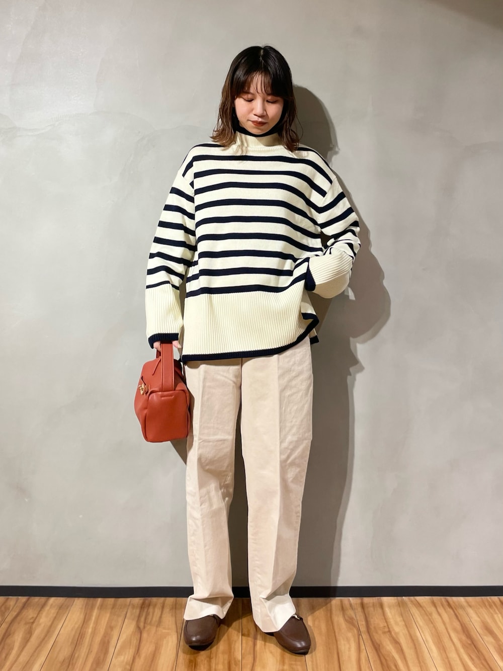 「URBAN RESEARCH DOORS、URBAN RESEARCH、URBAN RESEARCH DOORS WOMENS、アーバンリサーチドアーズ、FORK&SPOON、ボーダー、ボーダーニット、コーデュロイ、コーデュロイパンツ、楽チン、低身長、あったかコーデ、152cm、152cmコーデ」｜「URBAN RESEARCH DOORSのコーデュロイストレートトラウザー（その他パンツ、ホワイト系）」を使った、ホンダ マユさん（レディース・152cm）の秋コーディネートの1枚目の写真